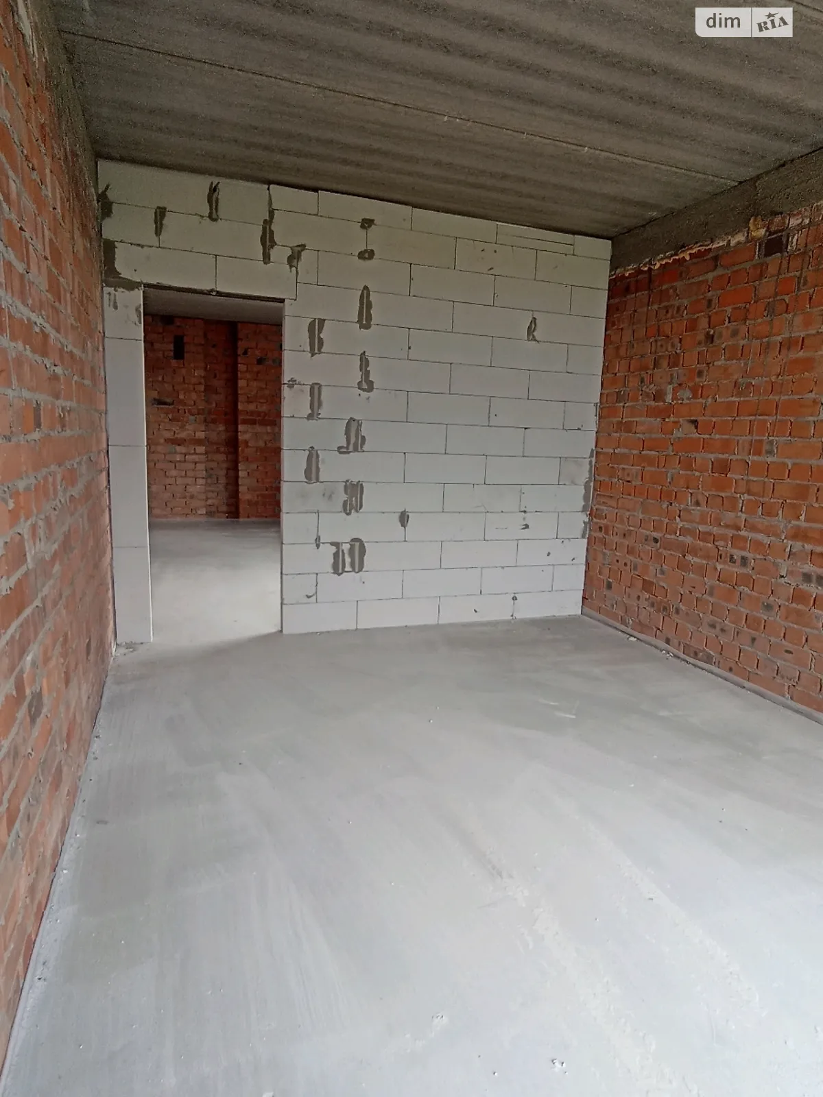 Продается 1-комнатная квартира 40 кв. м в Гостомеле, ул. Мира, 3 - фото 1