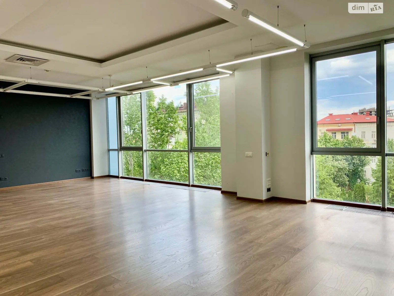 Сдается в аренду офис 114 кв. м в бизнес-центре, цена: 684 $ - фото 1