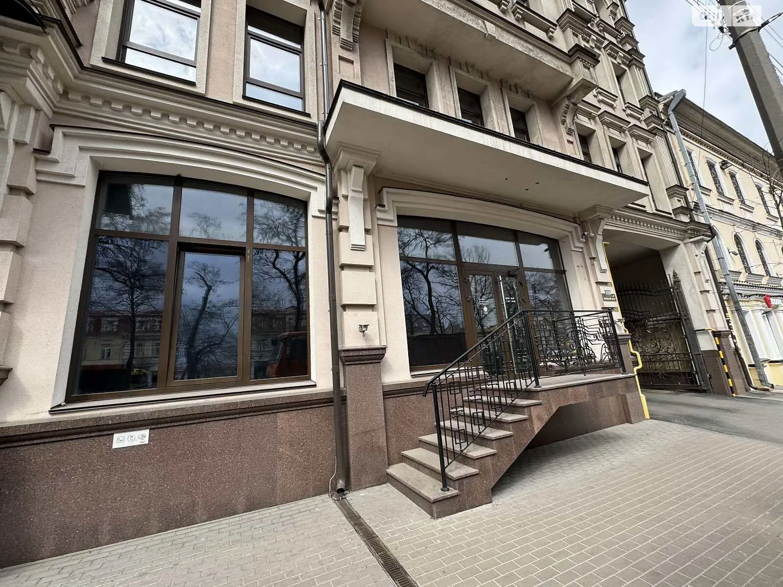 Здається в оренду приміщення вільного призначення 411 кв. м в 5-поверховій будівлі, цена: 5343 $ - фото 1
