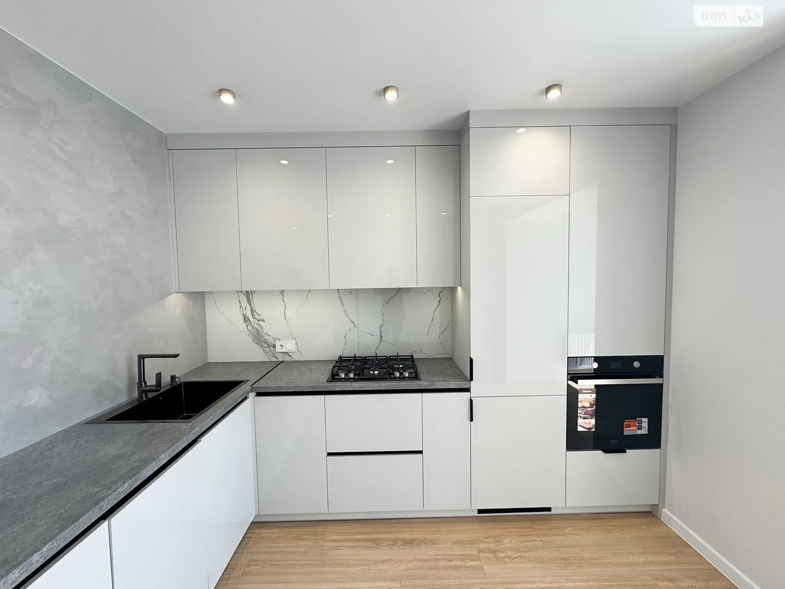 Продается 1-комнатная квартира 40 кв. м в Ровно, ул. Студенческая, 24А - фото 1