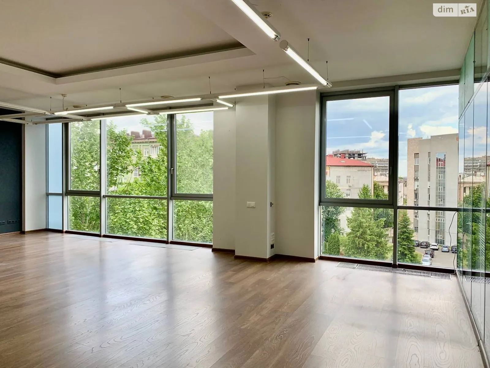 Сдается в аренду офис 114 кв. м в бизнес-центре, цена: 700 $ - фото 1