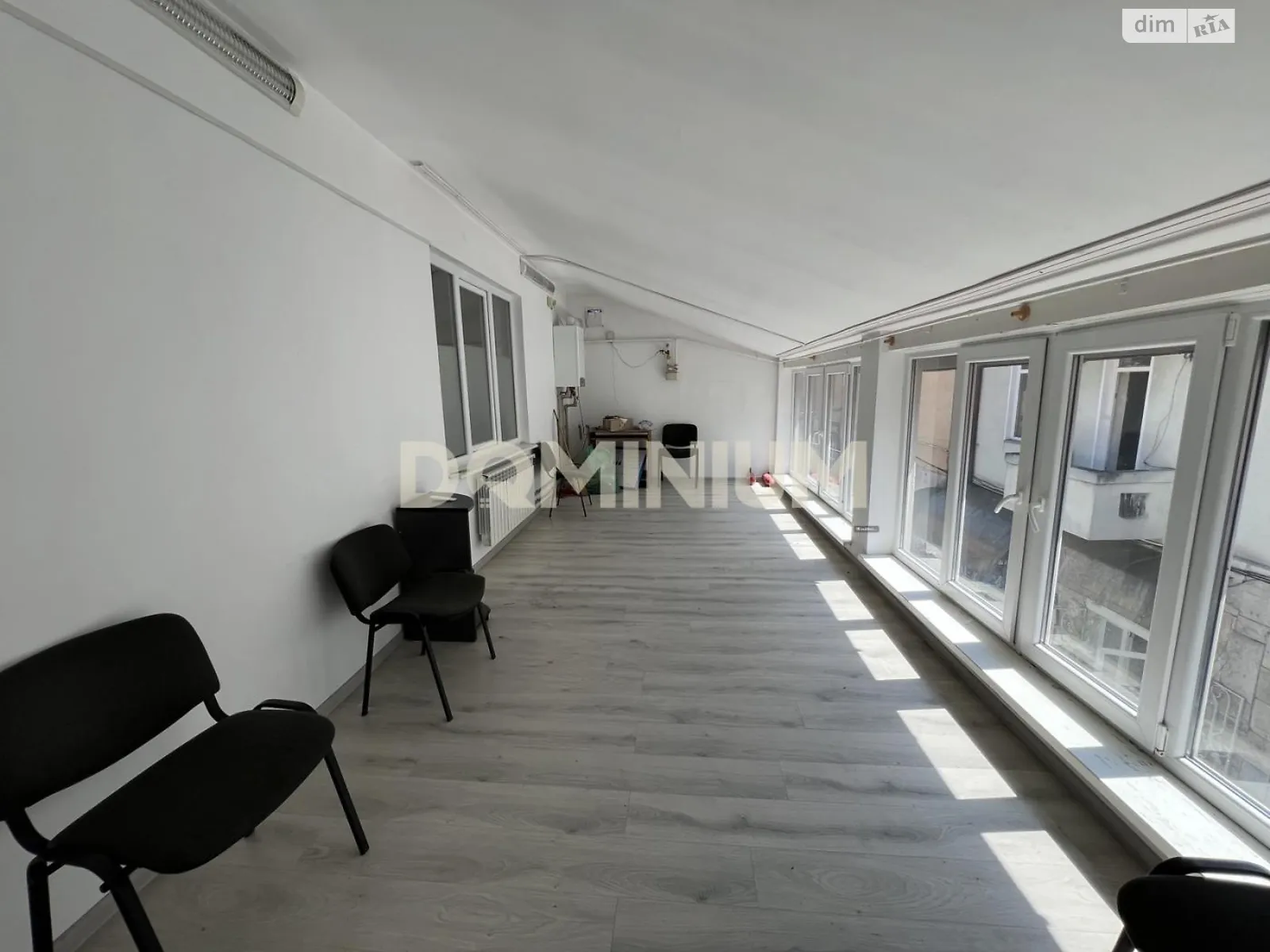 Продается офис 133.1 кв. м в бизнес-центре, цена: 180000 $ - фото 1