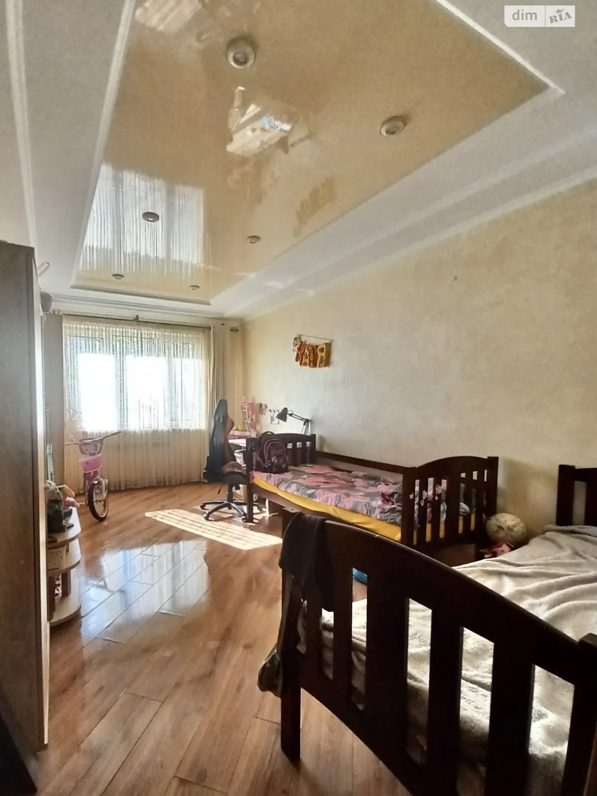 Продается 3-комнатная квартира 63 кв. м в Черноморске, ул. Александрийская - фото 1
