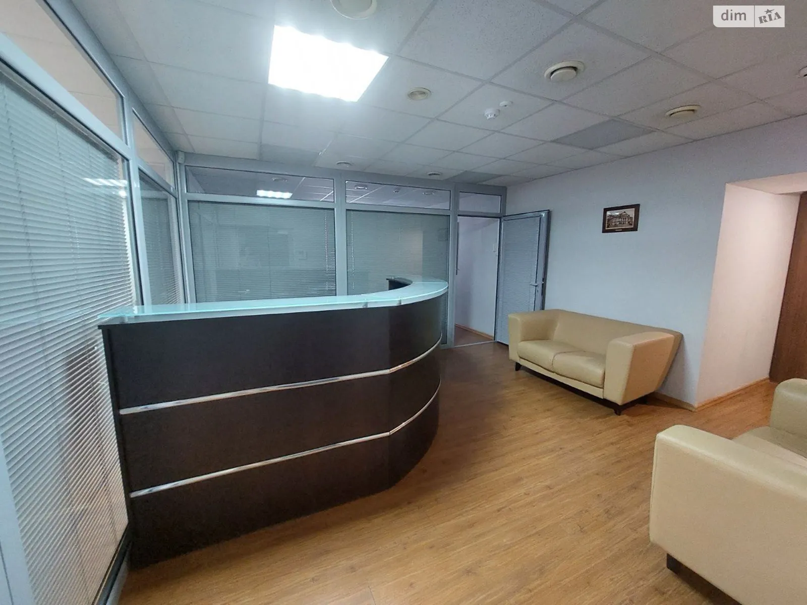 Сдается в аренду офис 137 кв. м в бизнес-центре, цена: 1193 $ - фото 1