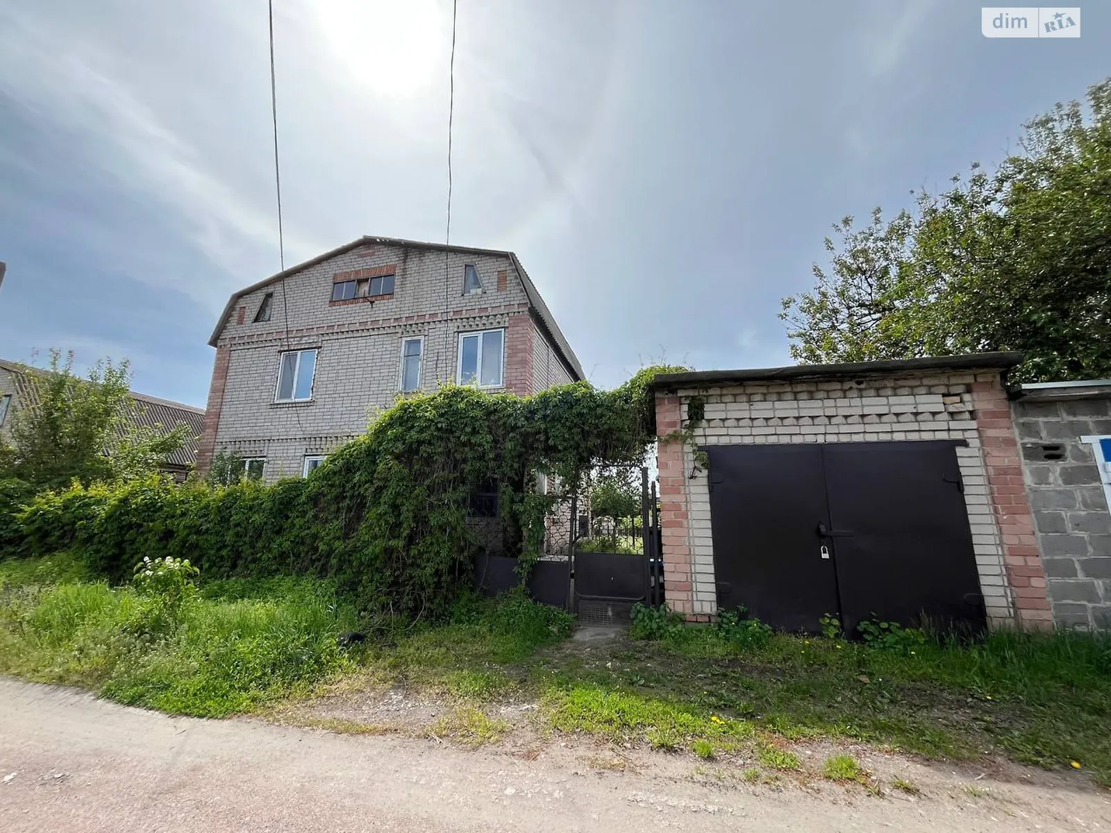 Продается дом на 2 этажа 140 кв. м с гаражом, цена: 32800 $ - фото 1