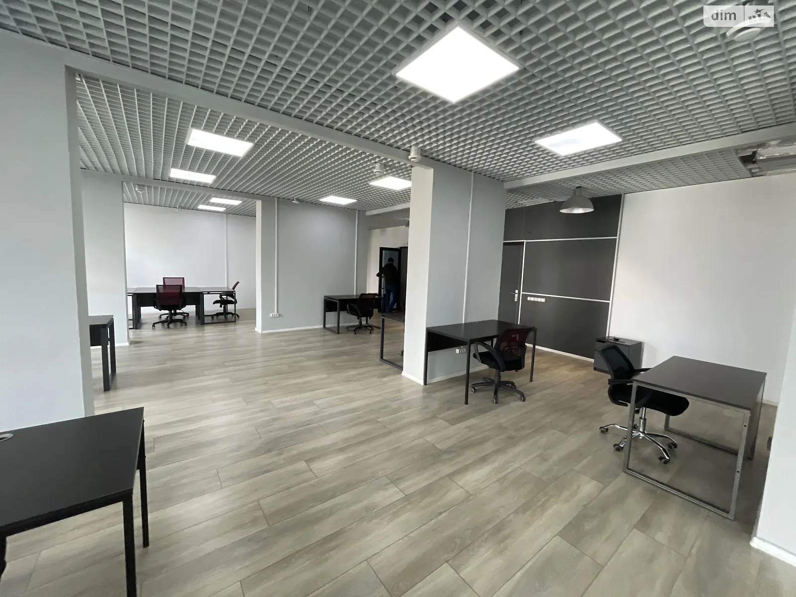 Сдается в аренду офис 130 кв. м в бизнес-центре, цена: 2000 $ - фото 1