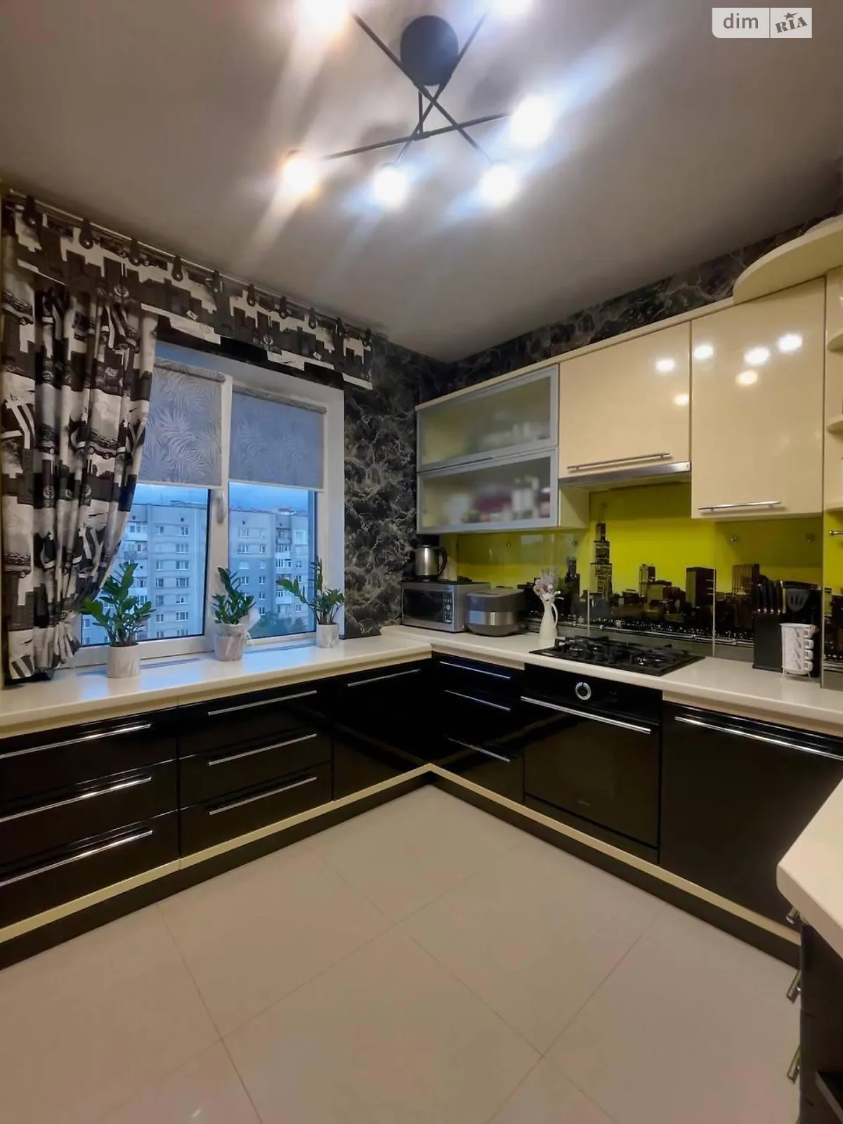 Продається 2-кімнатна квартира 52 кв. м у Ужгороді, просп. Свободи - фото 1