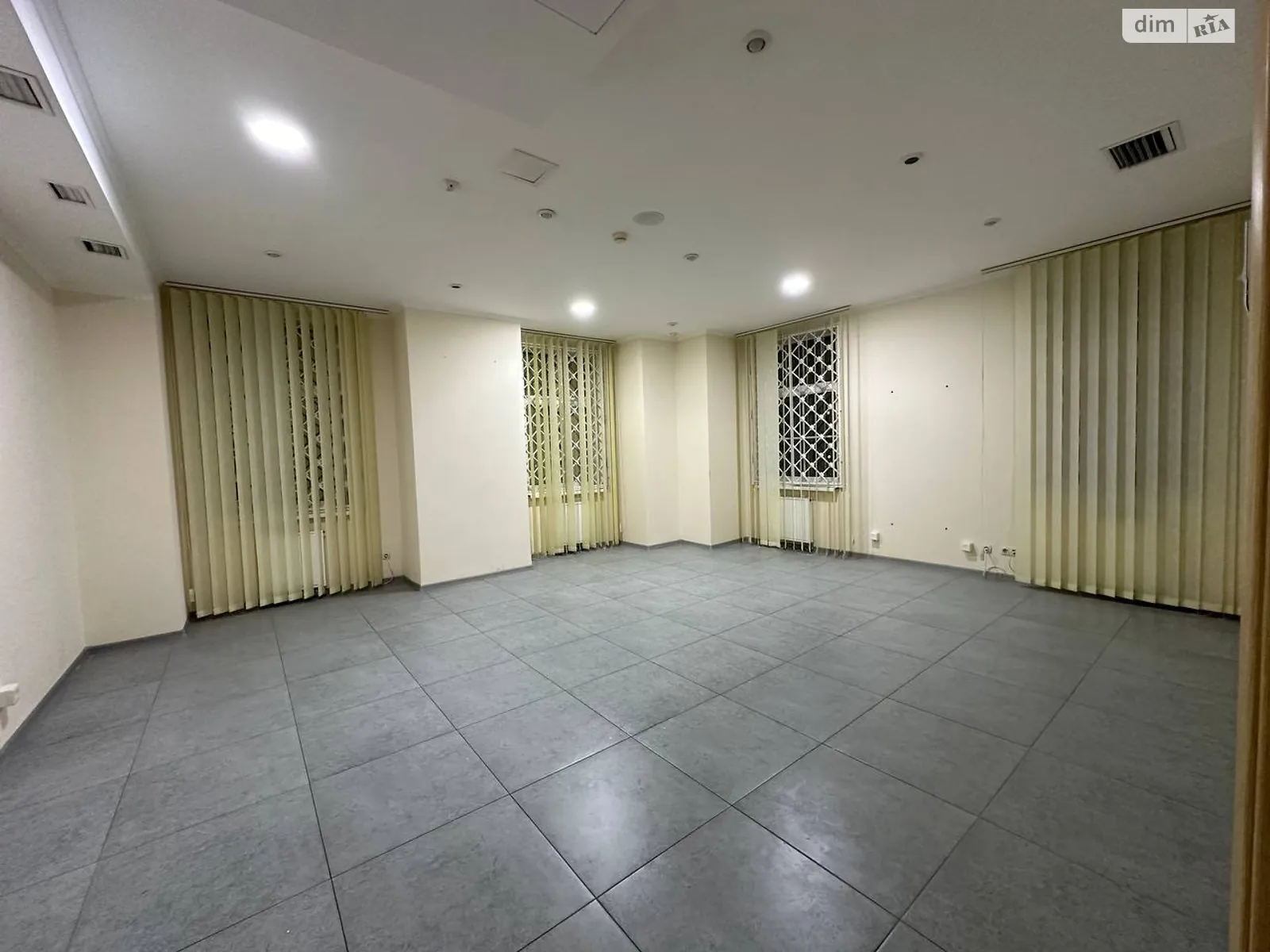 Сдается в аренду офис 180 кв. м в бизнес-центре, цена: 1800 $ - фото 1