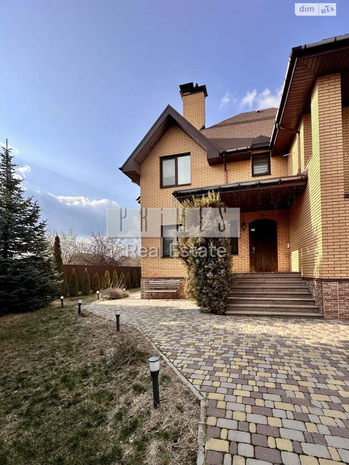 Сдается в аренду дом на 2 этажа 300 кв. м с гаражом, цена: 1500 $ - фото 1
