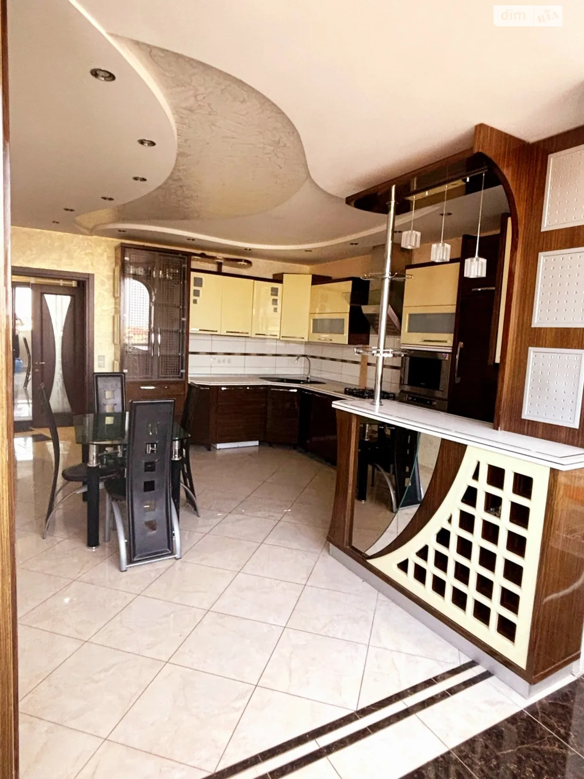 Продается 3-комнатная квартира 106 кв. м в Черновцах - фото 1