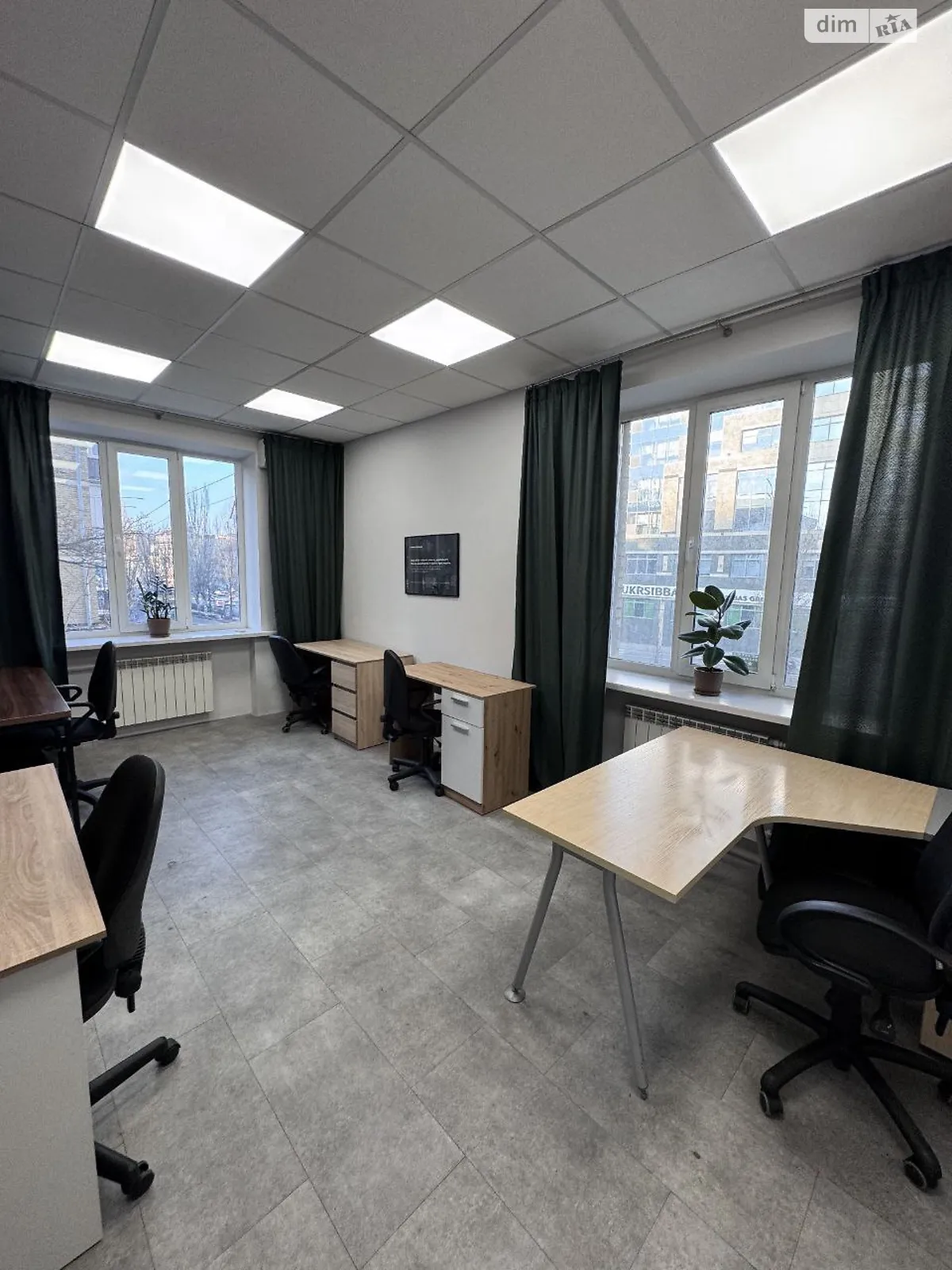 Сдается в аренду офис 62 кв. м в бизнес-центре, цена: 900 $ - фото 1