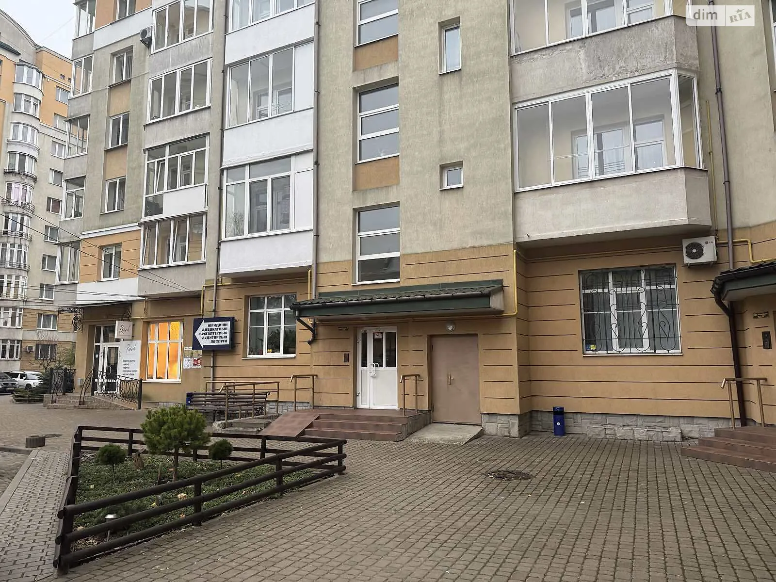 Сдается в аренду офис 112 кв. м в бизнес-центре, цена: 730 $ - фото 1