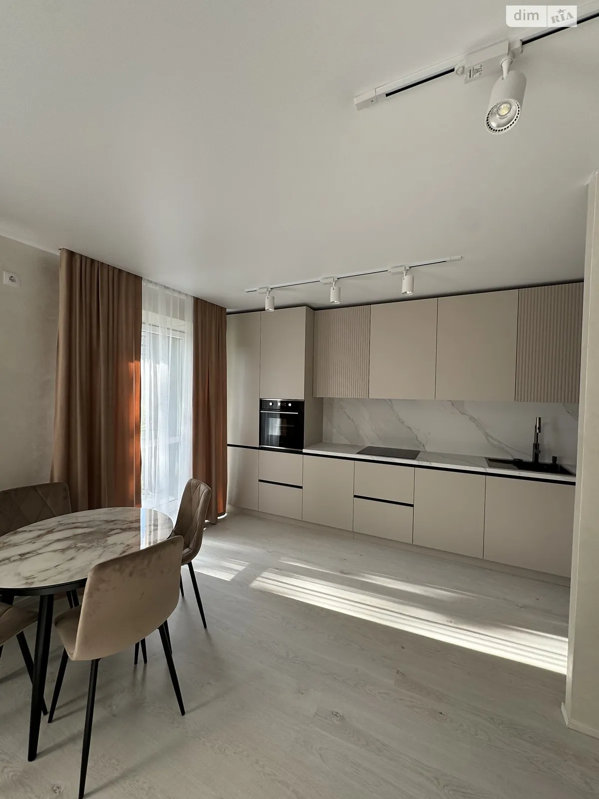 Продается 1-комнатная квартира 39 кв. м в Ровно, ул. Соборная, 285Д - фото 1