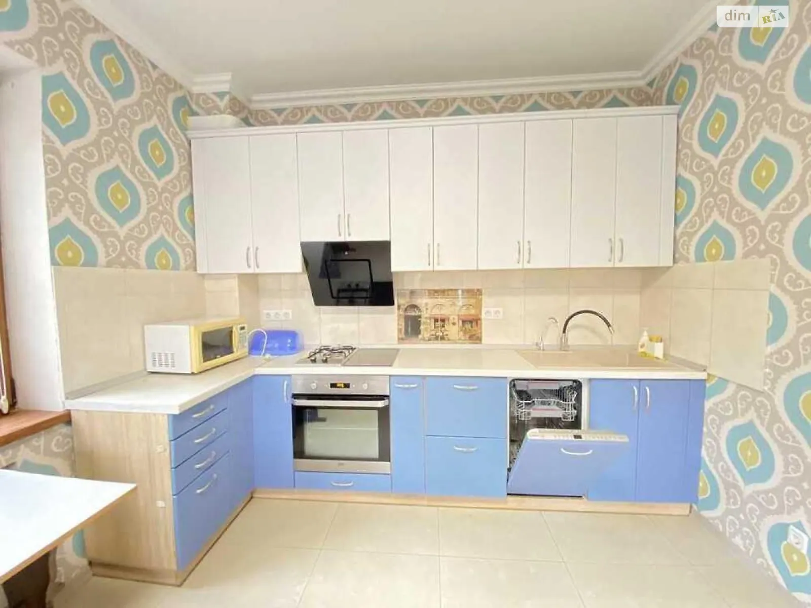 Продается дом на 3 этажа 312 кв. м с бассейном, цена: 175000 $ - фото 1