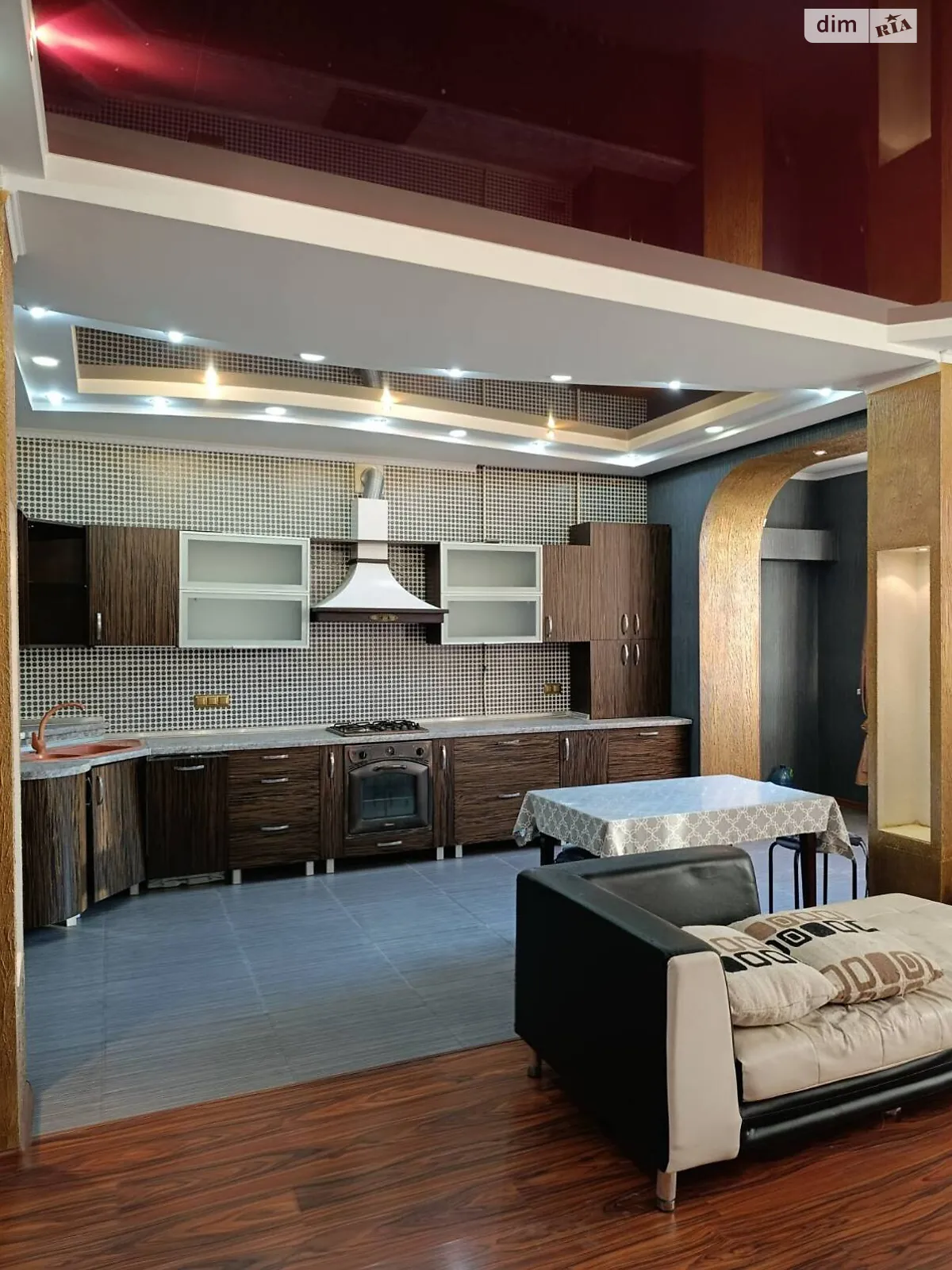 Сдается в аренду 3-комнатная квартира 119 кв. м в, цена: 500 $ - фото 1