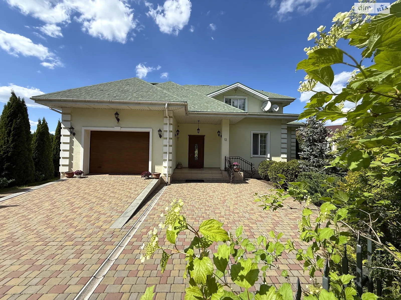 Продается дом на 2 этажа 218 кв. м с беседкой, цена: 330000 $ - фото 1