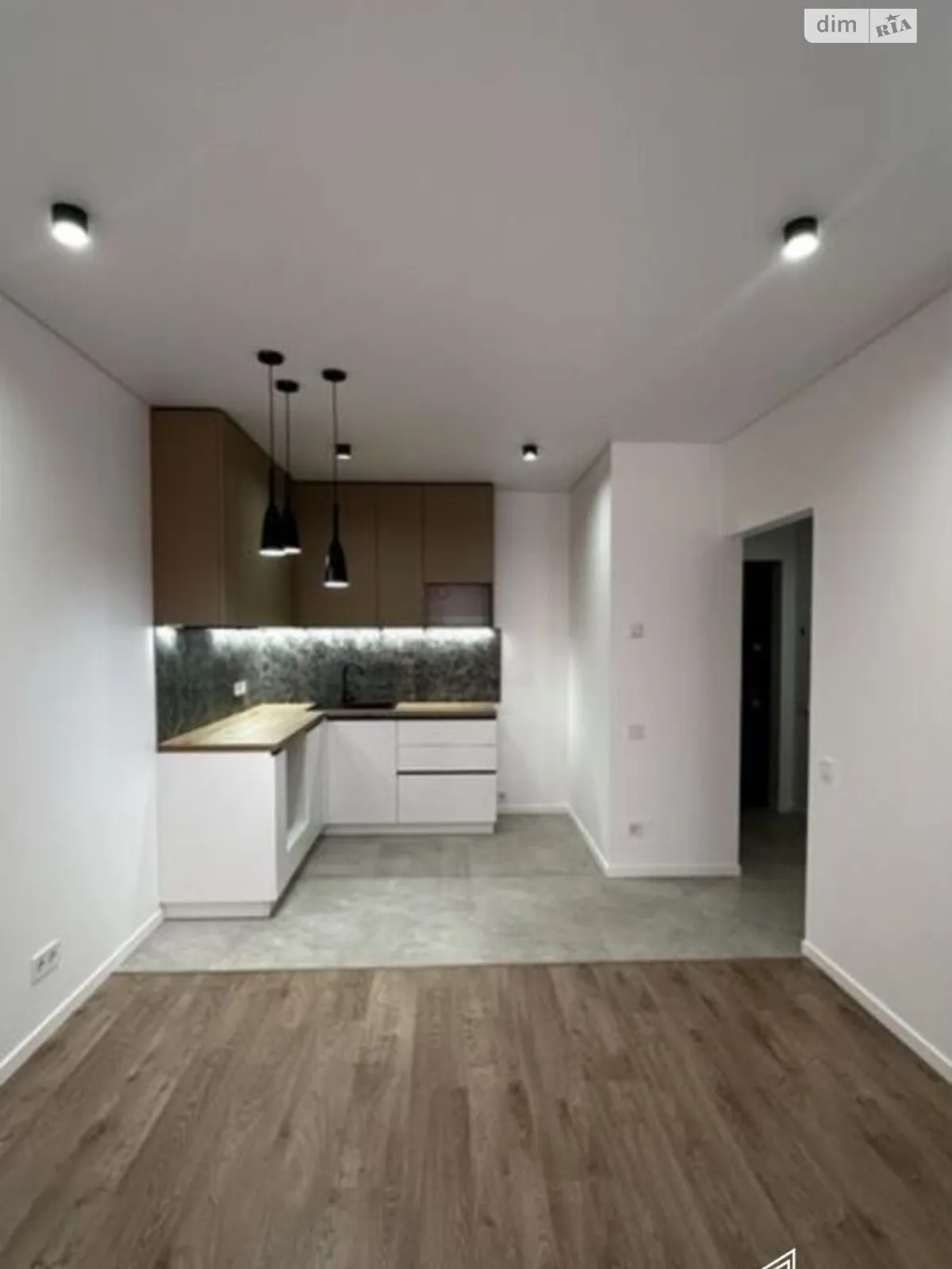 Продается 1-комнатная квартира 33 кв. м в Киеве, ул. Салютная, 17 - фото 1