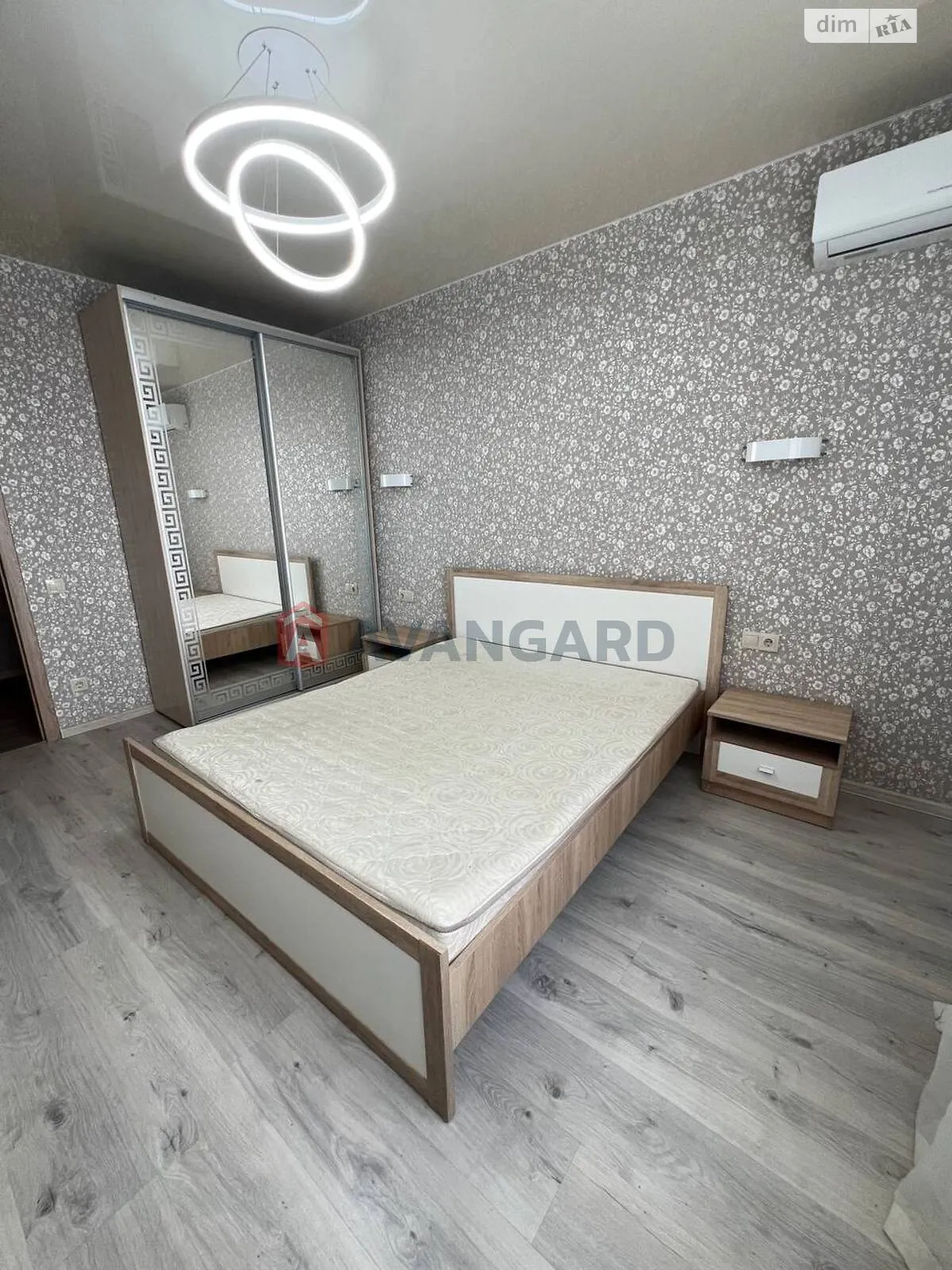 Продается 3-комнатная квартира 68 кв. м в Днепре, ул. Содружества, 1 - фото 1
