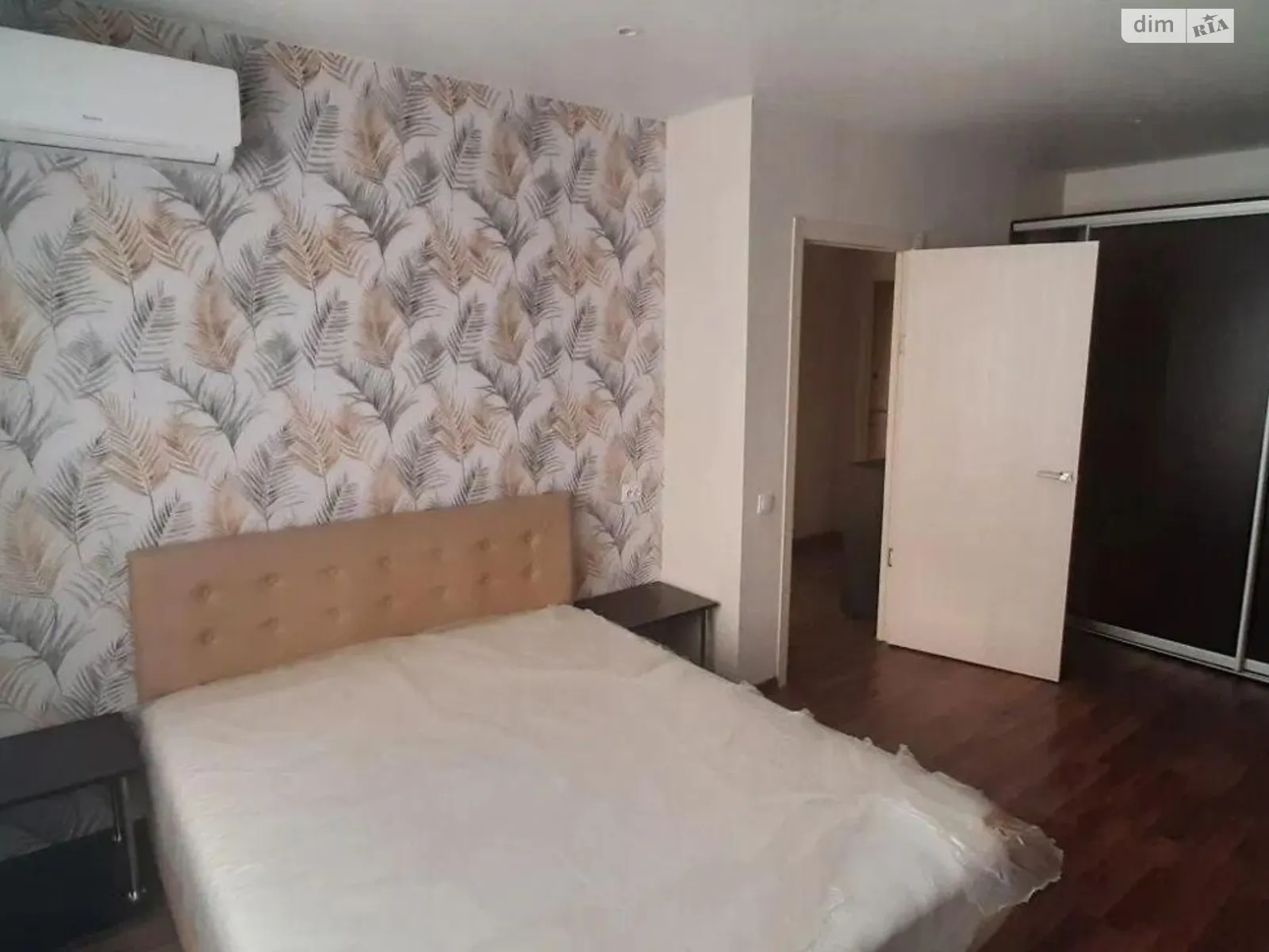 Продается 1-комнатная квартира 40 кв. м в Киеве, ул. Берковецкая, 6 - фото 1
