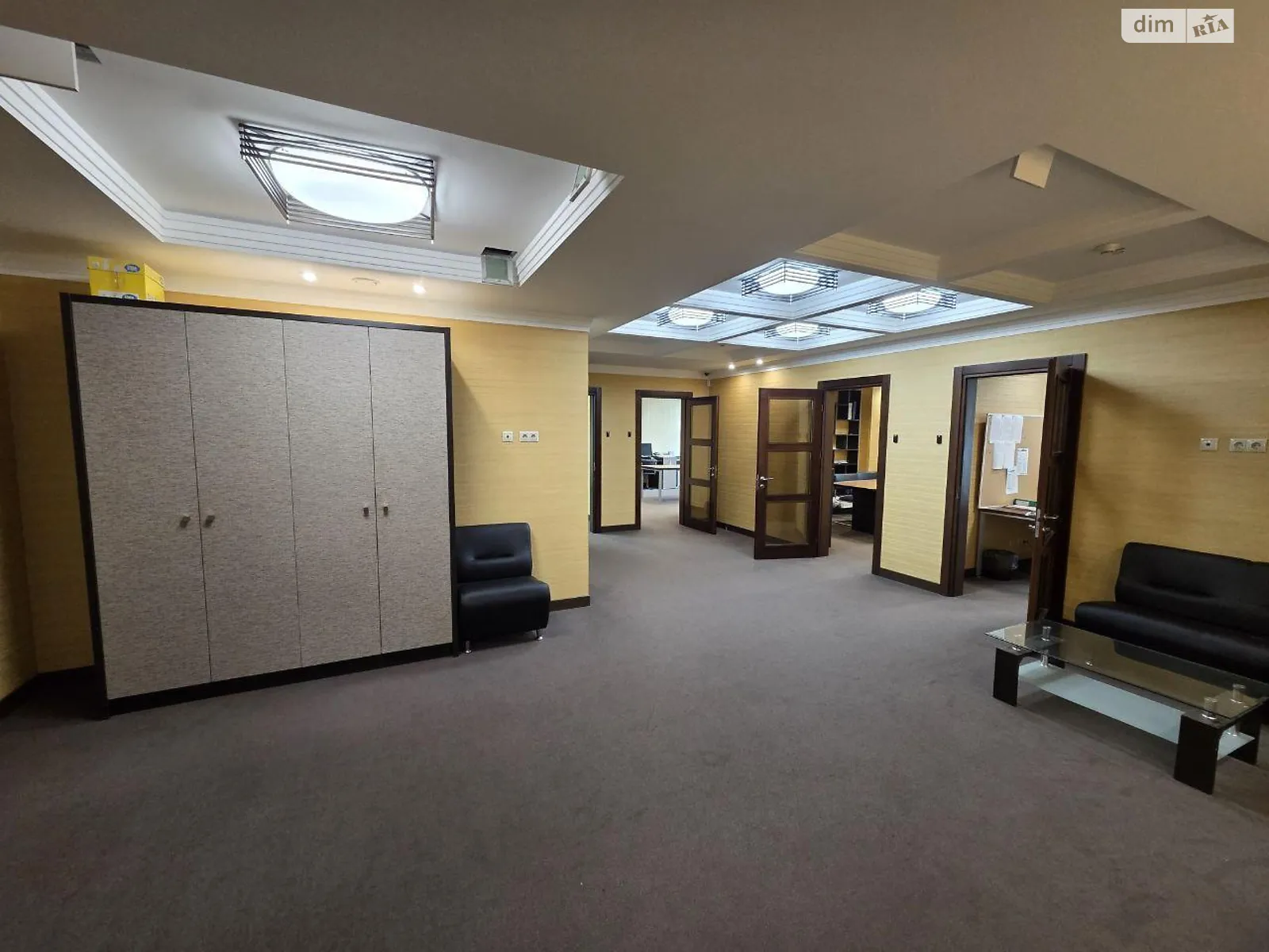Сдается в аренду офис 300 кв. м в бизнес-центре, цена: 5500 $ - фото 1