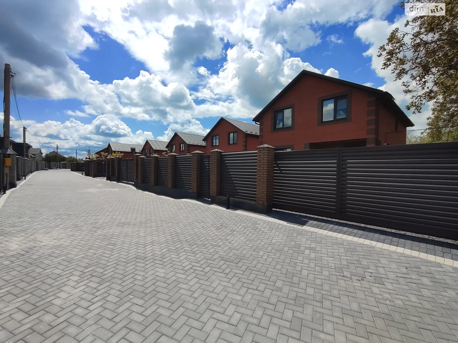 Продается дом на 2 этажа 210 кв. м с участком, цена: 150000 $ - фото 1