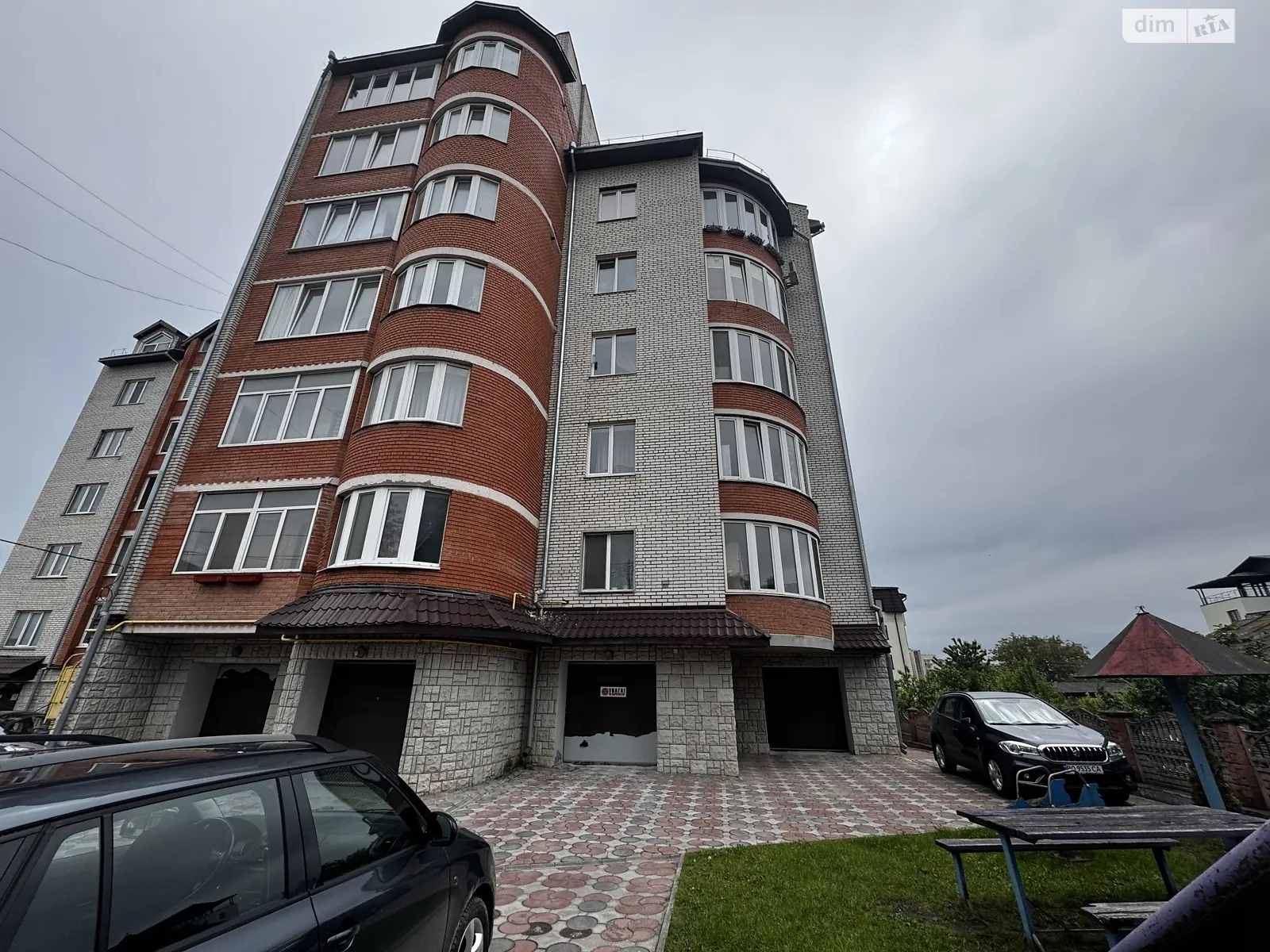 Сдается в аренду отдельно стоящий гараж под легковое авто на 30 кв. м, цена: 2800 грн - фото 1