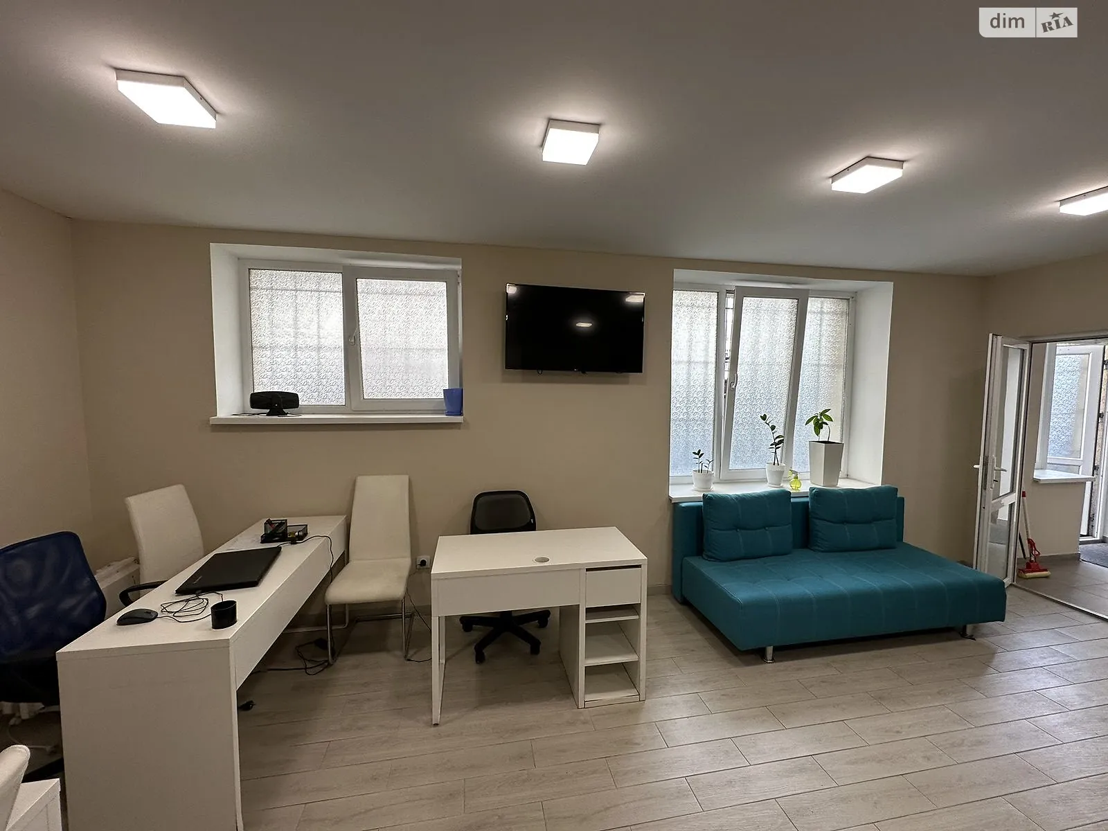 Продается офис 43 кв. м в бизнес-центре, цена: 65000 $ - фото 1
