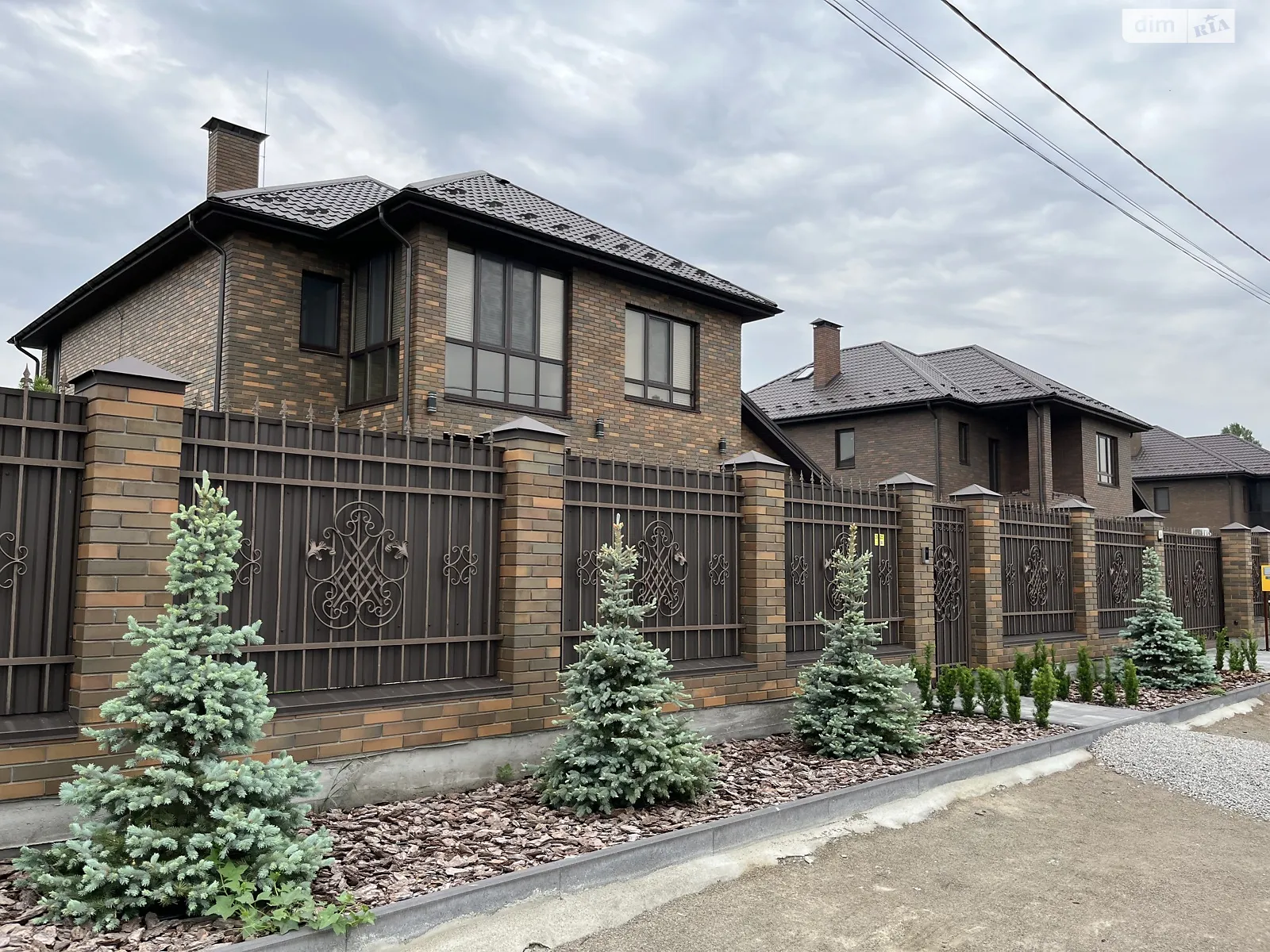 Продается дом на 2 этажа 210 кв. м с камином, цена: 190000 $ - фото 1