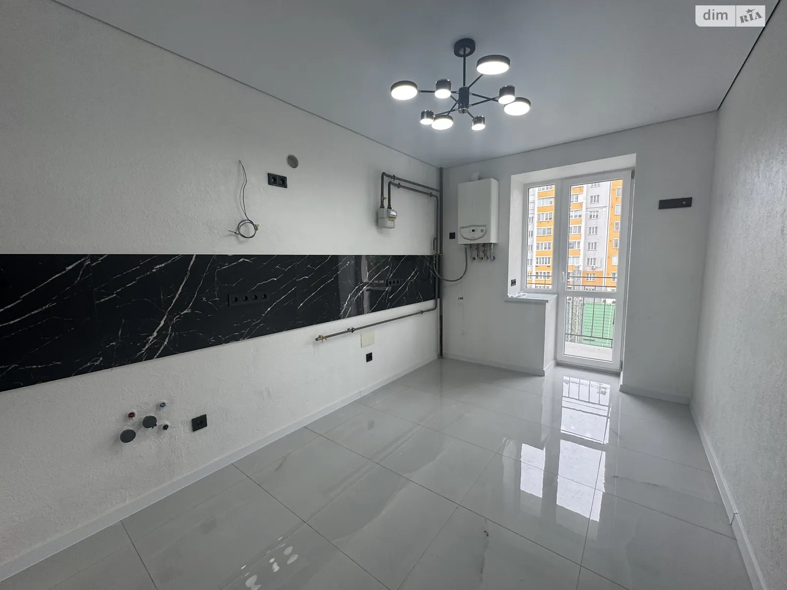 Продается 2-комнатная квартира 58 кв. м в Ивано-Франковске, ул. Урожайная, 7А - фото 1
