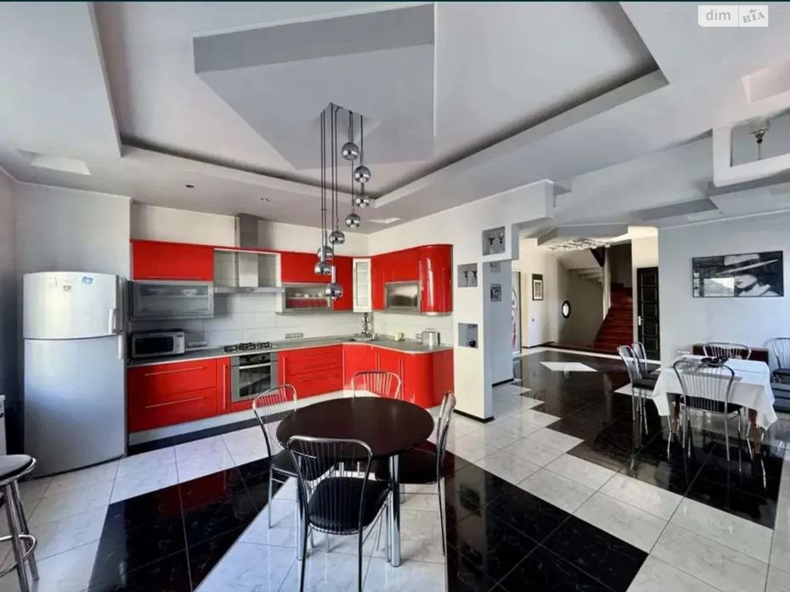 Продается дом на 3 этажа 421 кв. м с гаражом, цена: 185000 € - фото 1