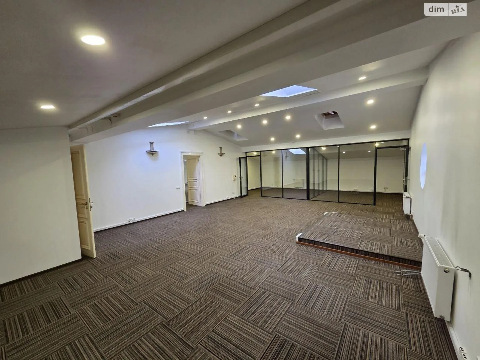 Сдается в аренду офис 260 кв. м в бизнес-центре, цена: 4600 $ - фото 1