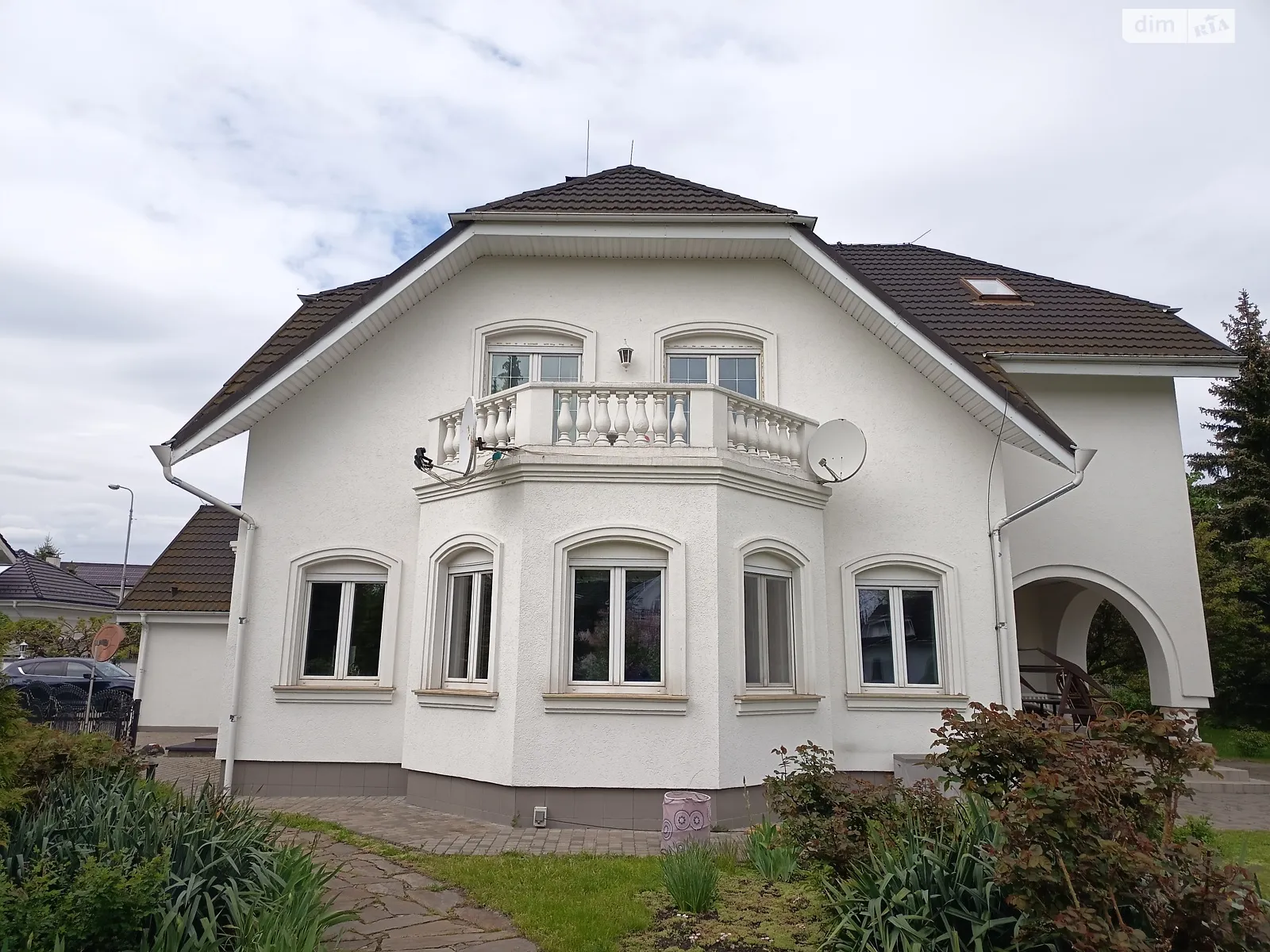 Сдается в аренду дом на 3 этажа 350 кв. м с гаражом, цена: 2500 $ - фото 1