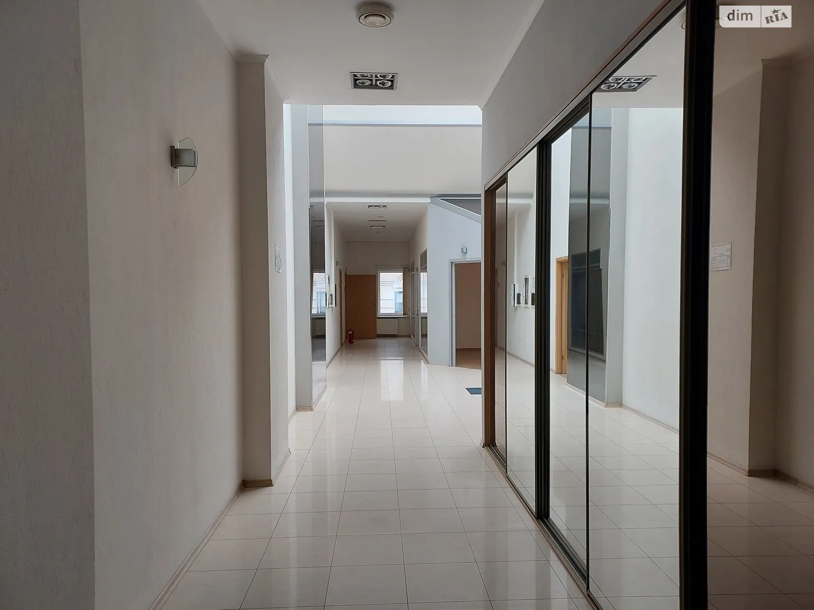 Сдается в аренду офис 1191 кв. м в бизнес-центре, цена: 16674 $ - фото 1