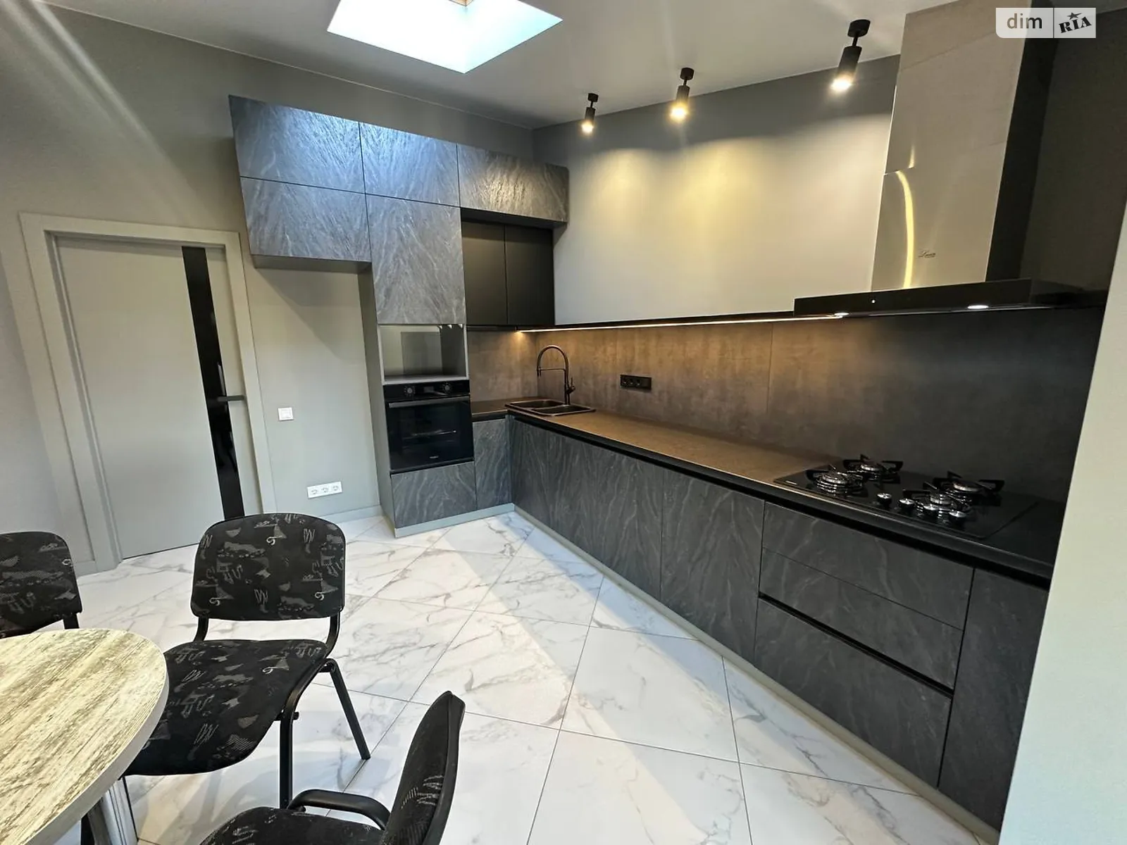 Продается 2-комнатная квартира 75 кв. м в Ивано-Франковске, ул. Галицкая - фото 1