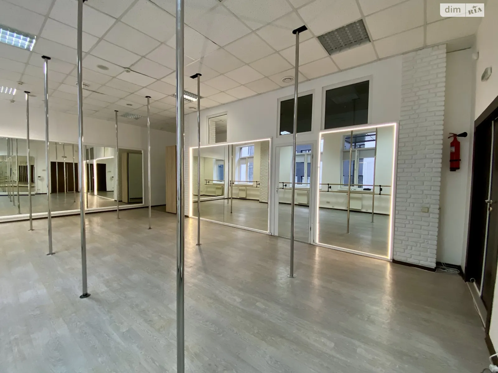 Сдается в аренду офис 78 кв. м в бизнес-центре, цена: 1590 $ - фото 1