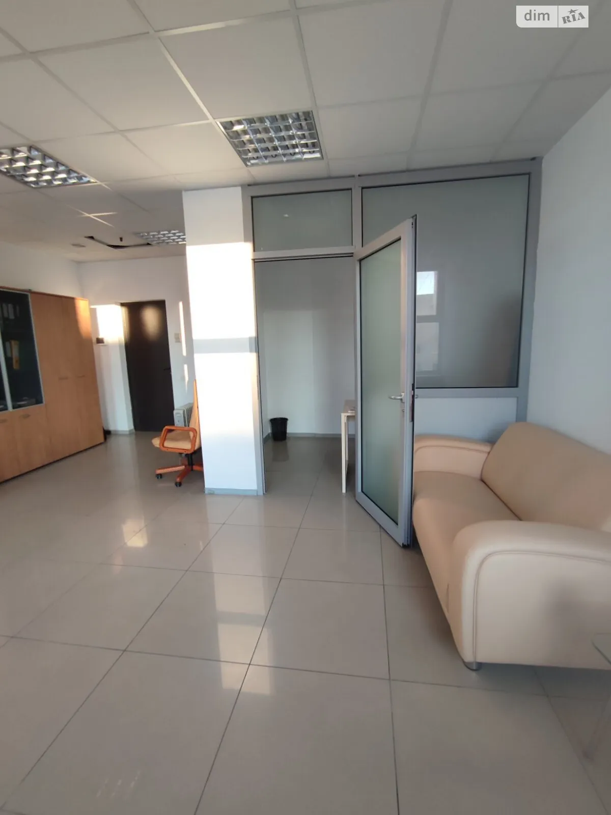 Продается офис 35 кв. м в бизнес-центре, цена: 27000 $ - фото 1