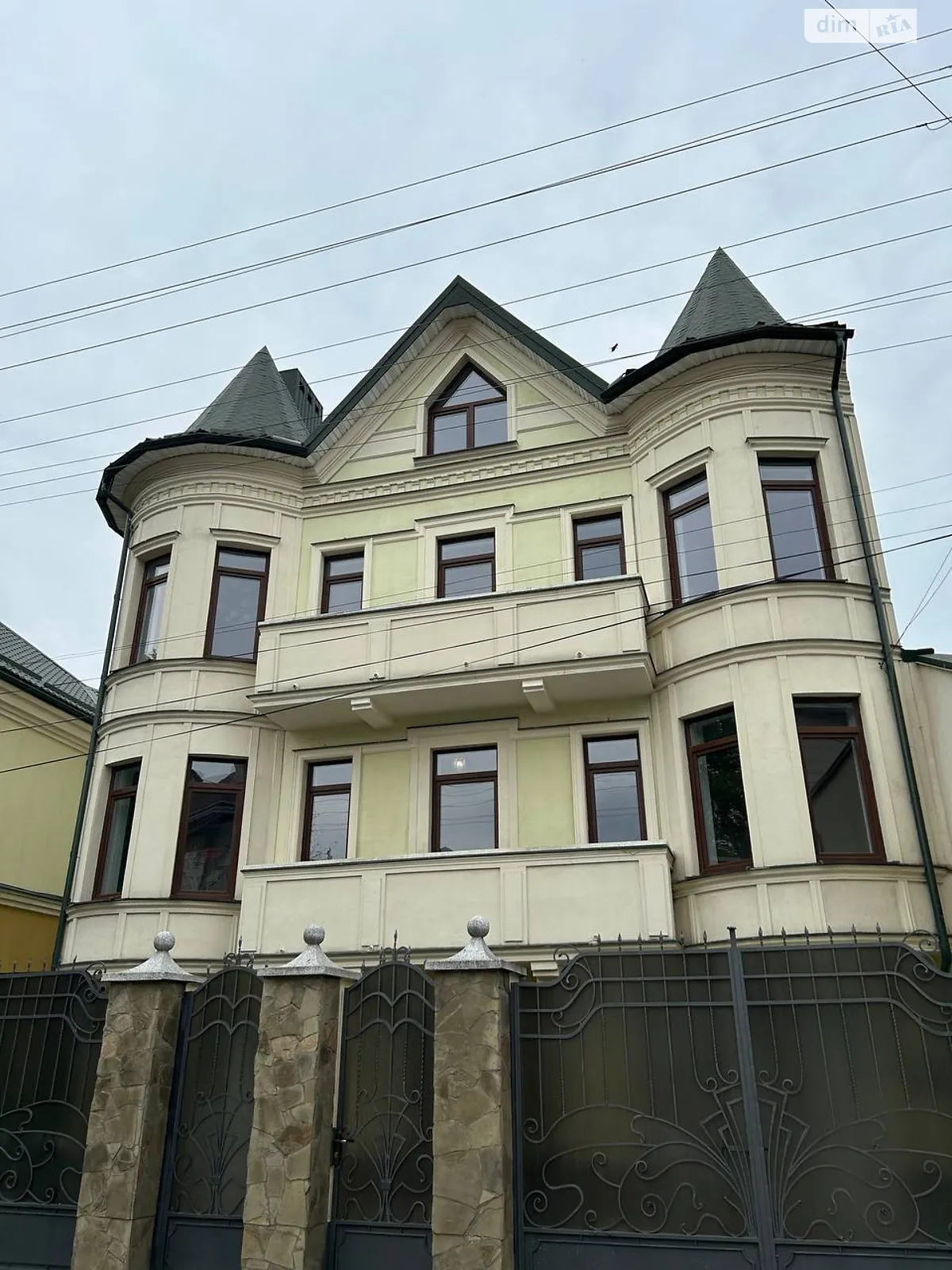 Продается дом на 3 этажа 400 кв. м с гаражом, цена: 650000 $ - фото 1
