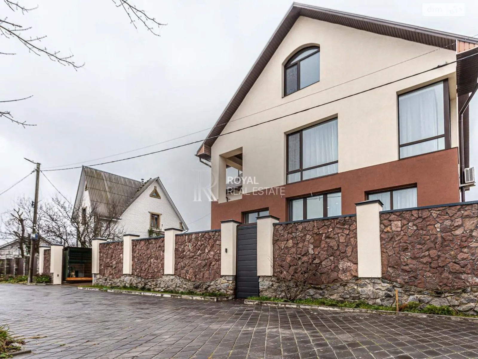 Сдается в аренду дом на 3 этажа 450 кв. м с балконом, цена: 8000 $ - фото 1