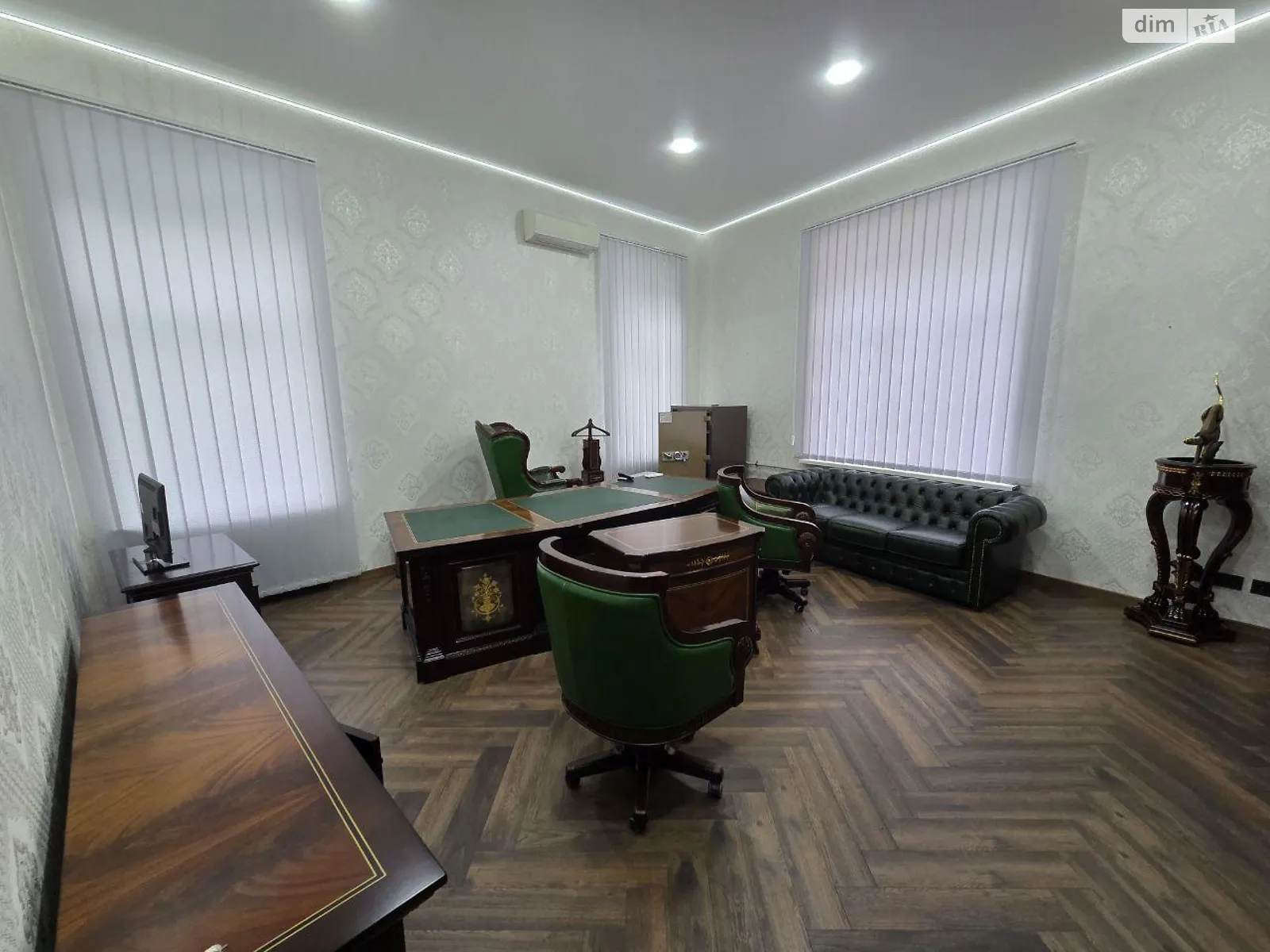 Здається в оренду офіс 220 кв. м в бізнес-центрі, цена: 5000 $ - фото 1