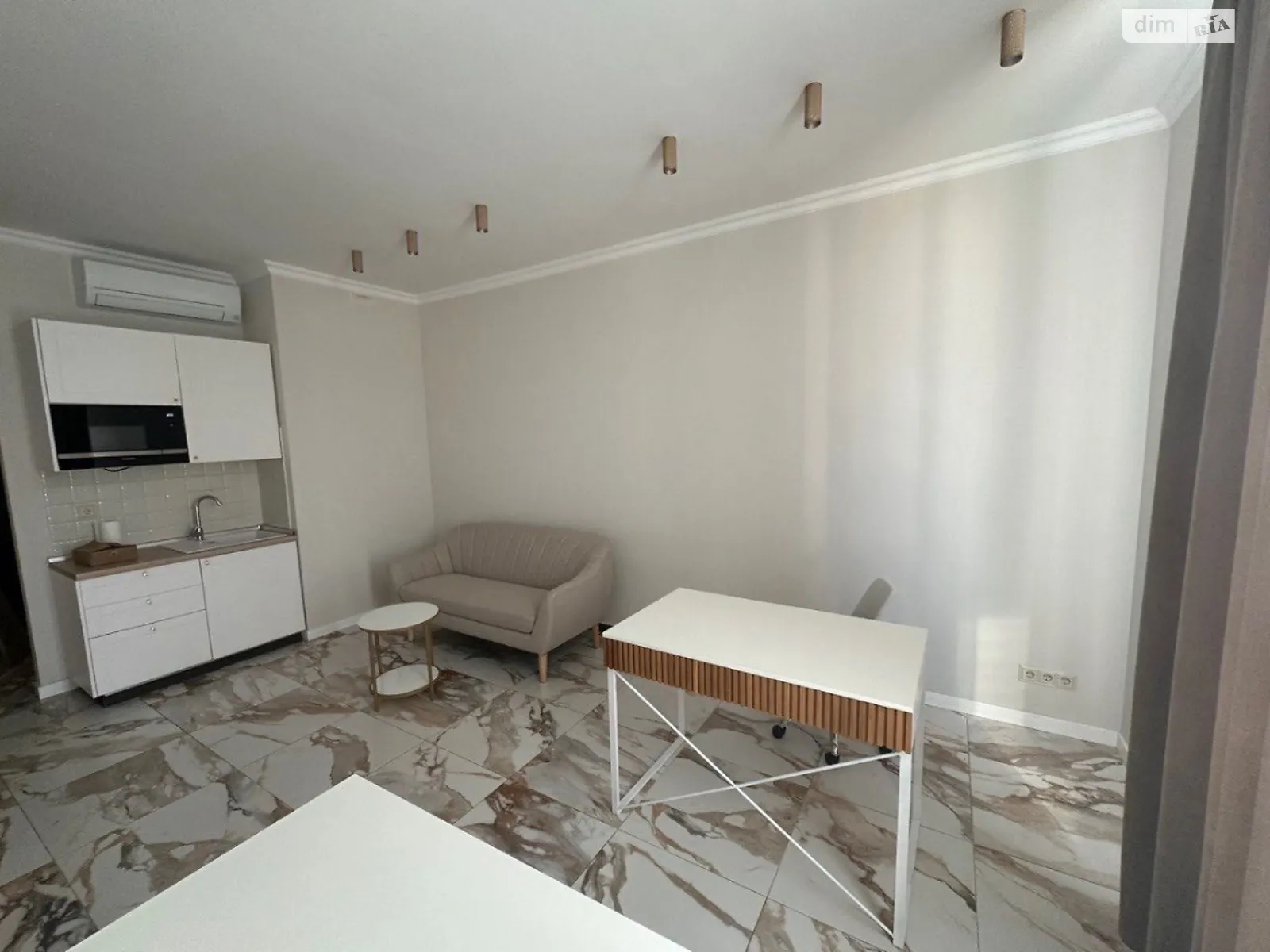 Здається в оренду офіс 55 кв. м в бізнес-центрі, цена: 900 $ - фото 1