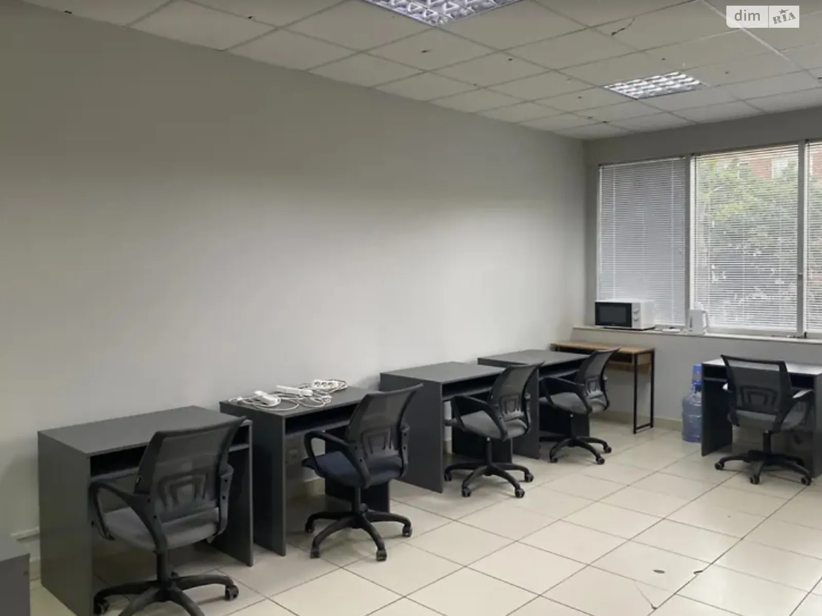 Сдается в аренду офис 42.8 кв. м в бизнес-центре, цена: 9416 грн - фото 1