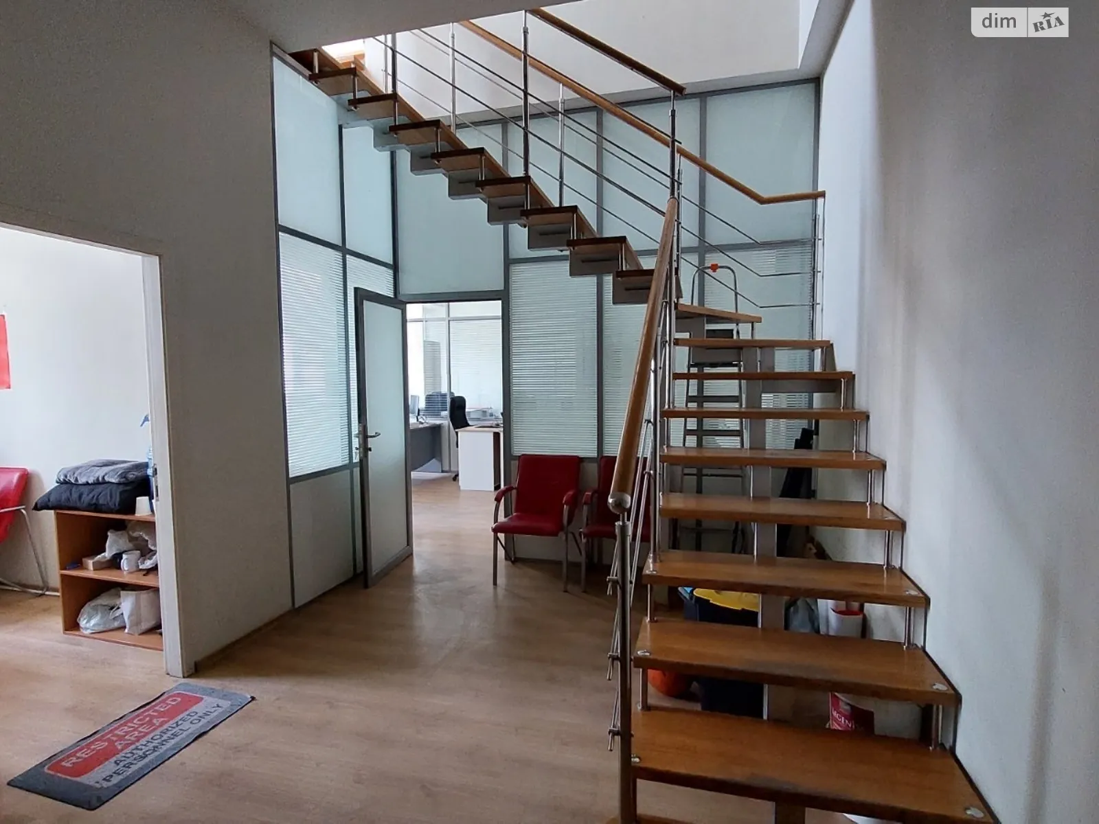 Продается офис 125.7 кв. м в бизнес-центре, цена: 300000 $ - фото 1