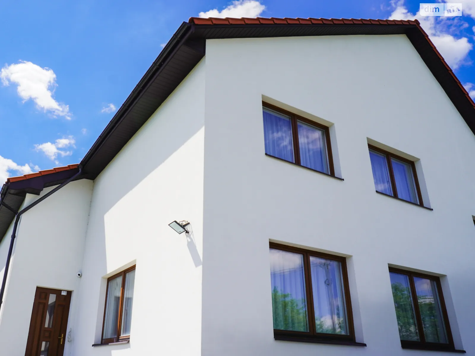 Продается дом на 3 этажа 311 кв. м с гаражом, цена: 330000 $ - фото 1
