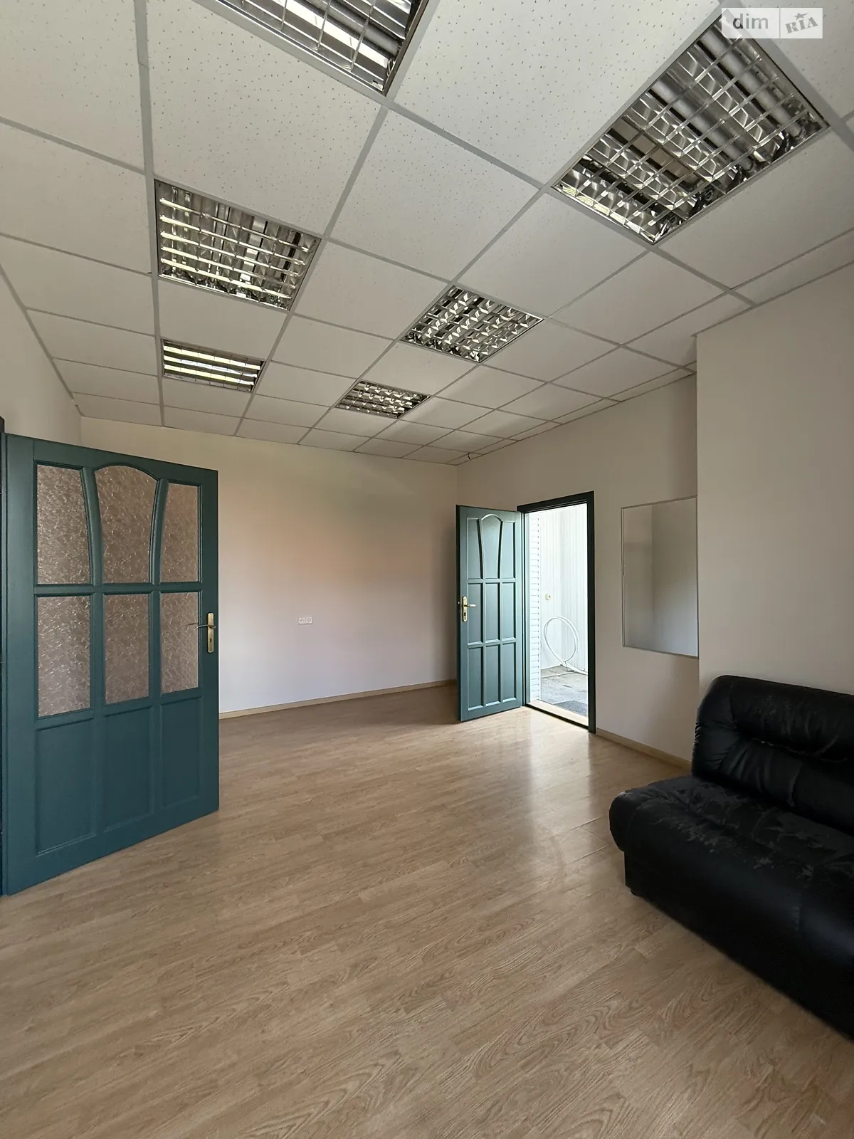 Сдается в аренду офис 115 кв. м в бизнес-центре, цена: 700 $ - фото 1