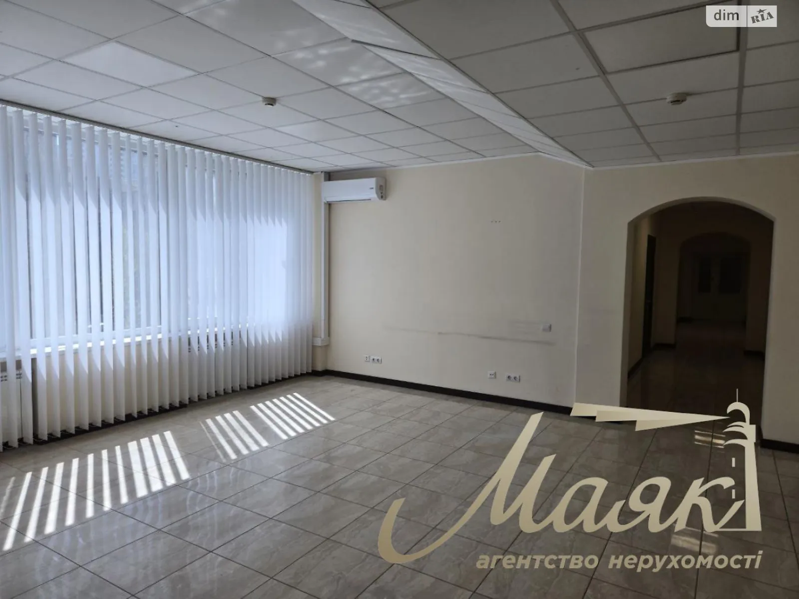 Сдается в аренду офис 350 кв. м в бизнес-центре, цена: 7000 $ - фото 1