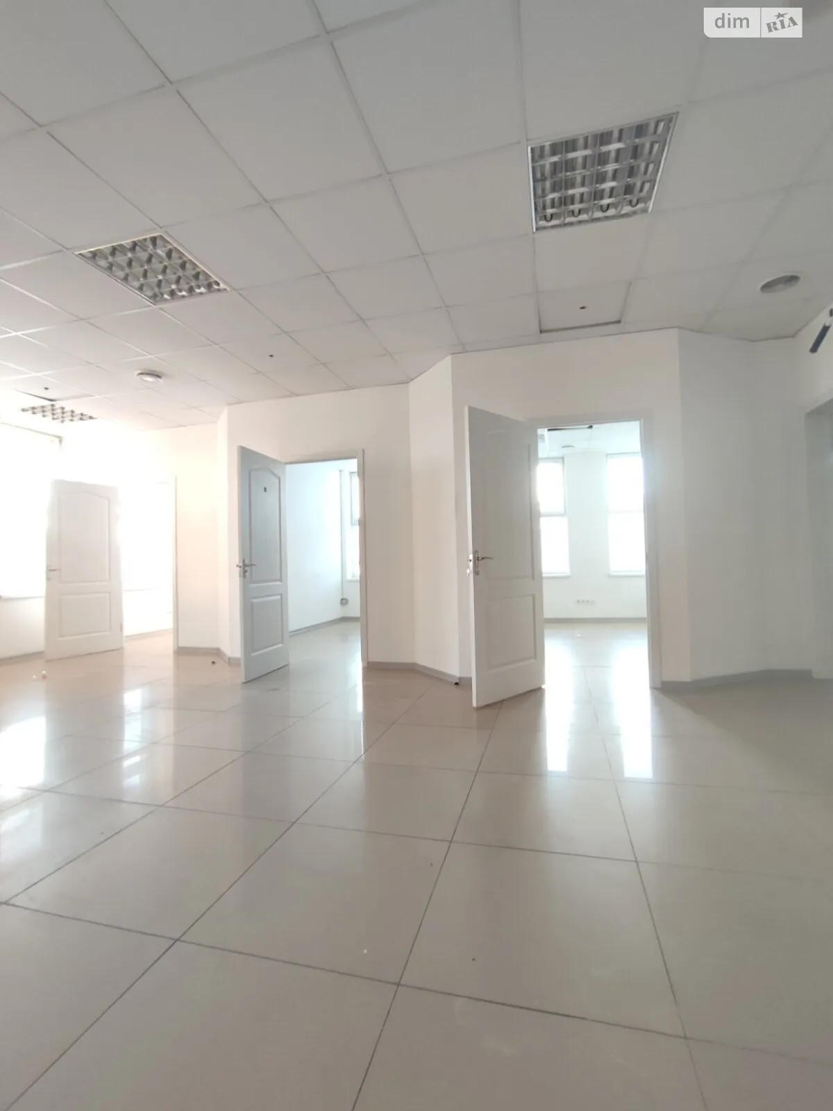 Продается офис 108.5 кв. м в бизнес-центре, цена: 82000 $ - фото 1