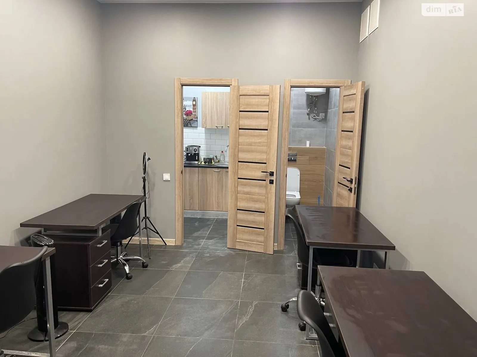 Продается офис 18.9 кв. м в бизнес-центре, цена: 32300 $ - фото 1