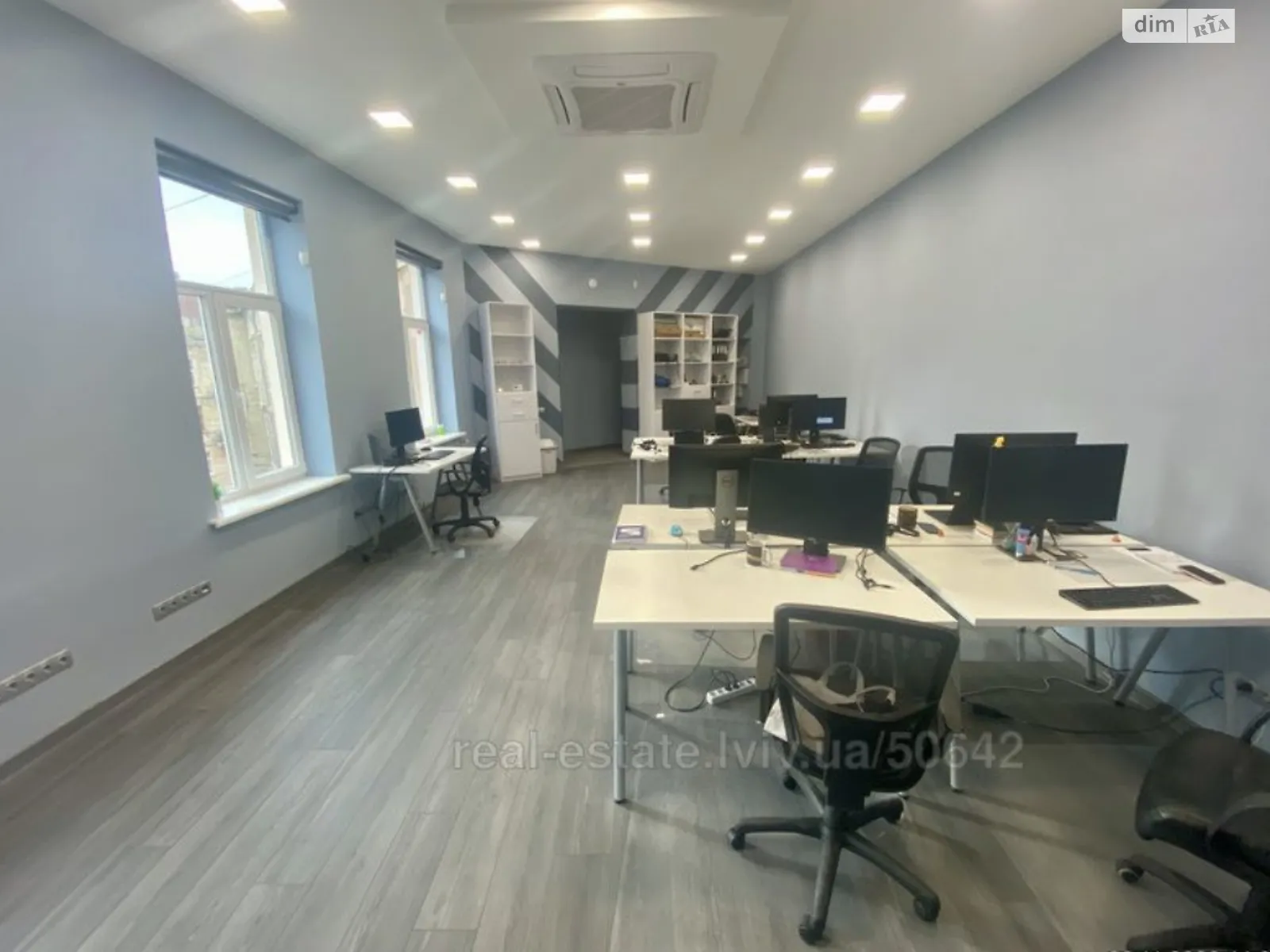 Сдается в аренду офис 100 кв. м в бизнес-центре, цена: 700 $ - фото 1