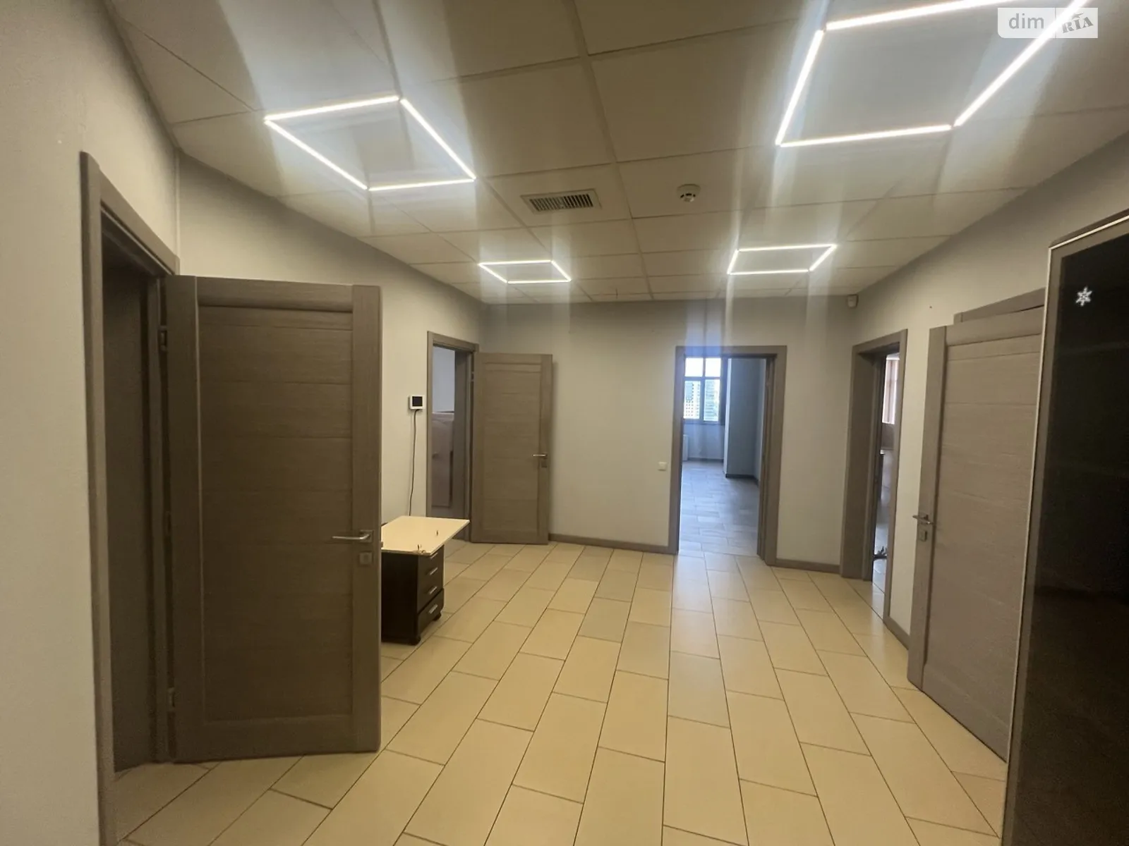 Сдается в аренду офис 198 кв. м в бизнес-центре, цена: 1700 $ - фото 1