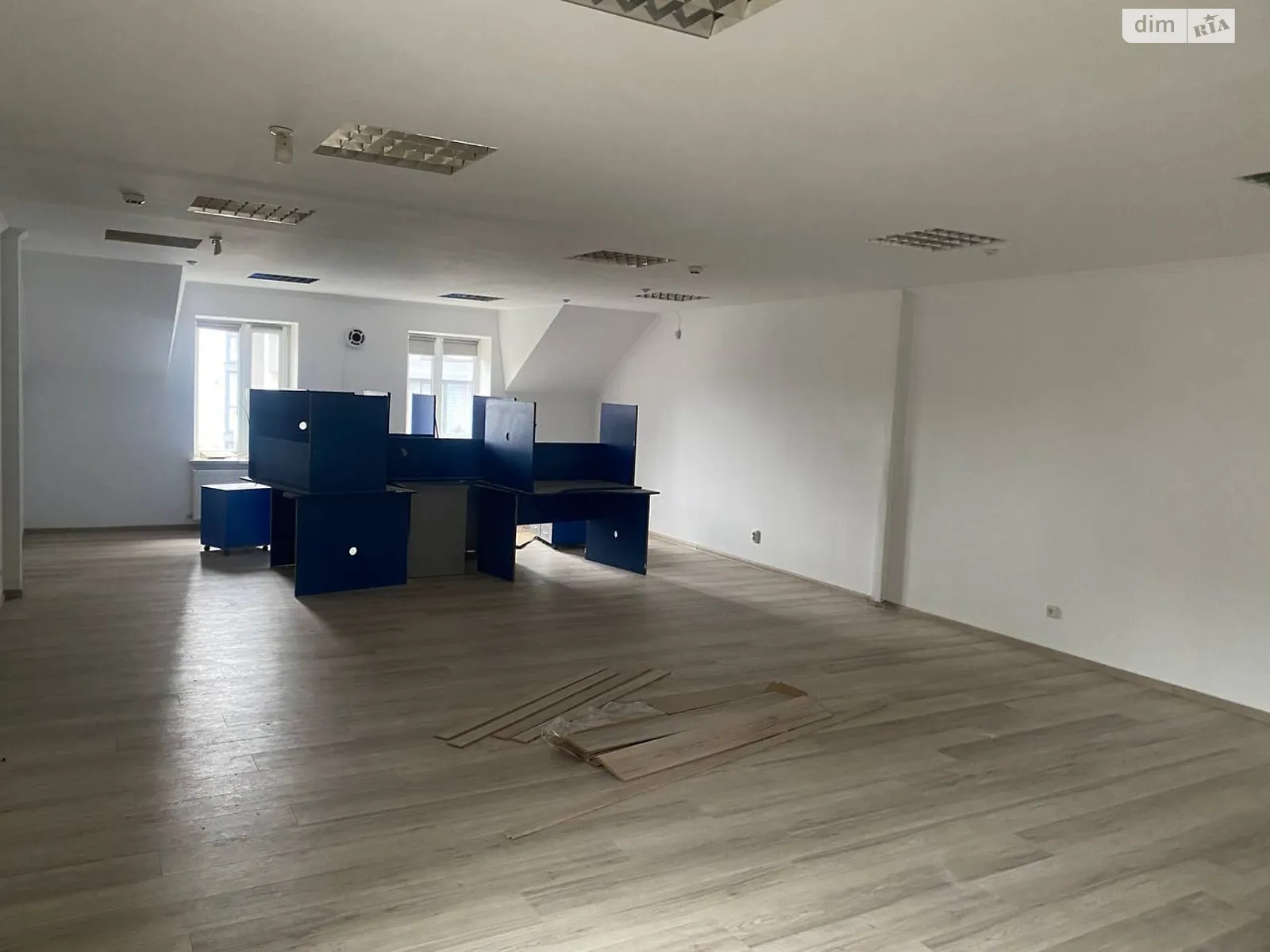 Сдается в аренду офис 67.5 кв. м в бизнес-центре, цена: 10800 грн - фото 1